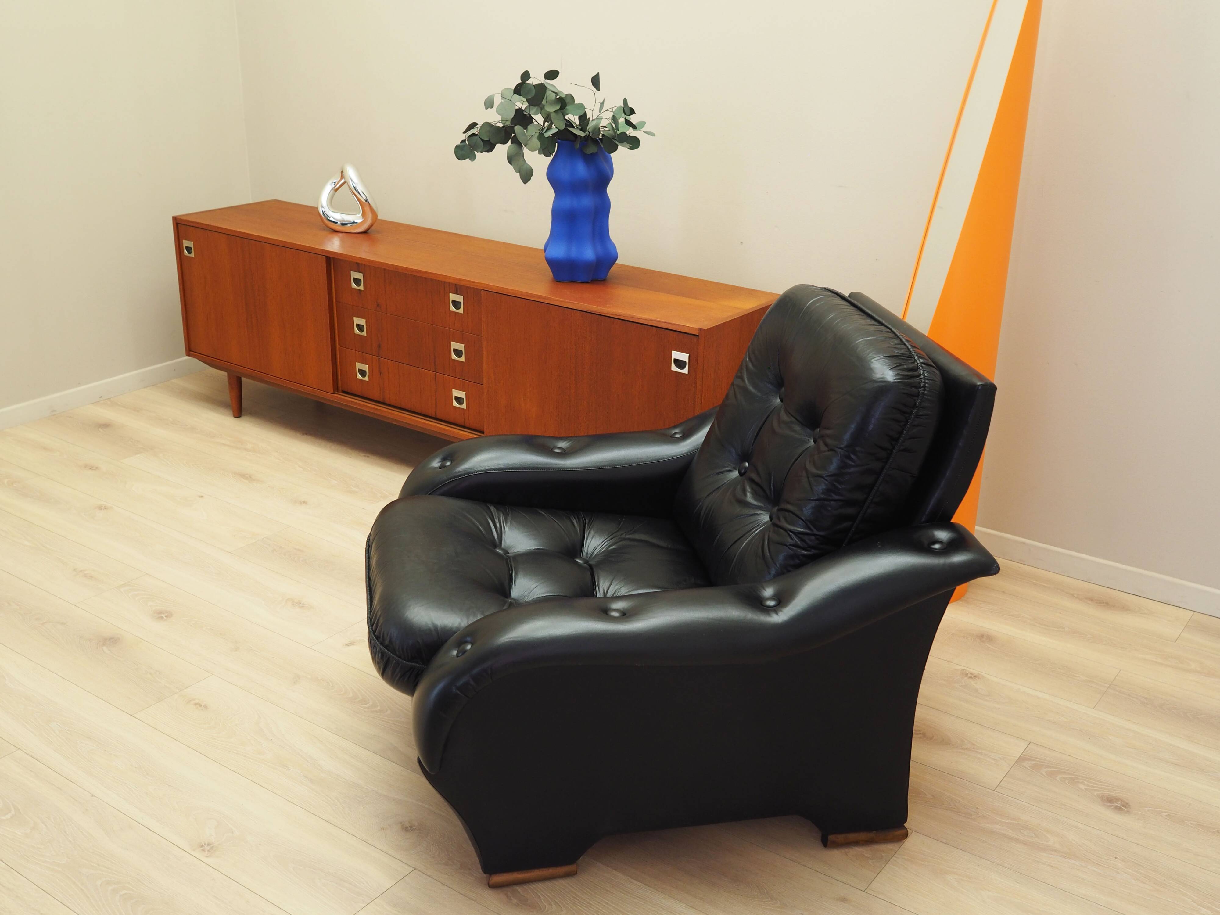 Black armchair, Italian design, 1980s, manufacture: Italy