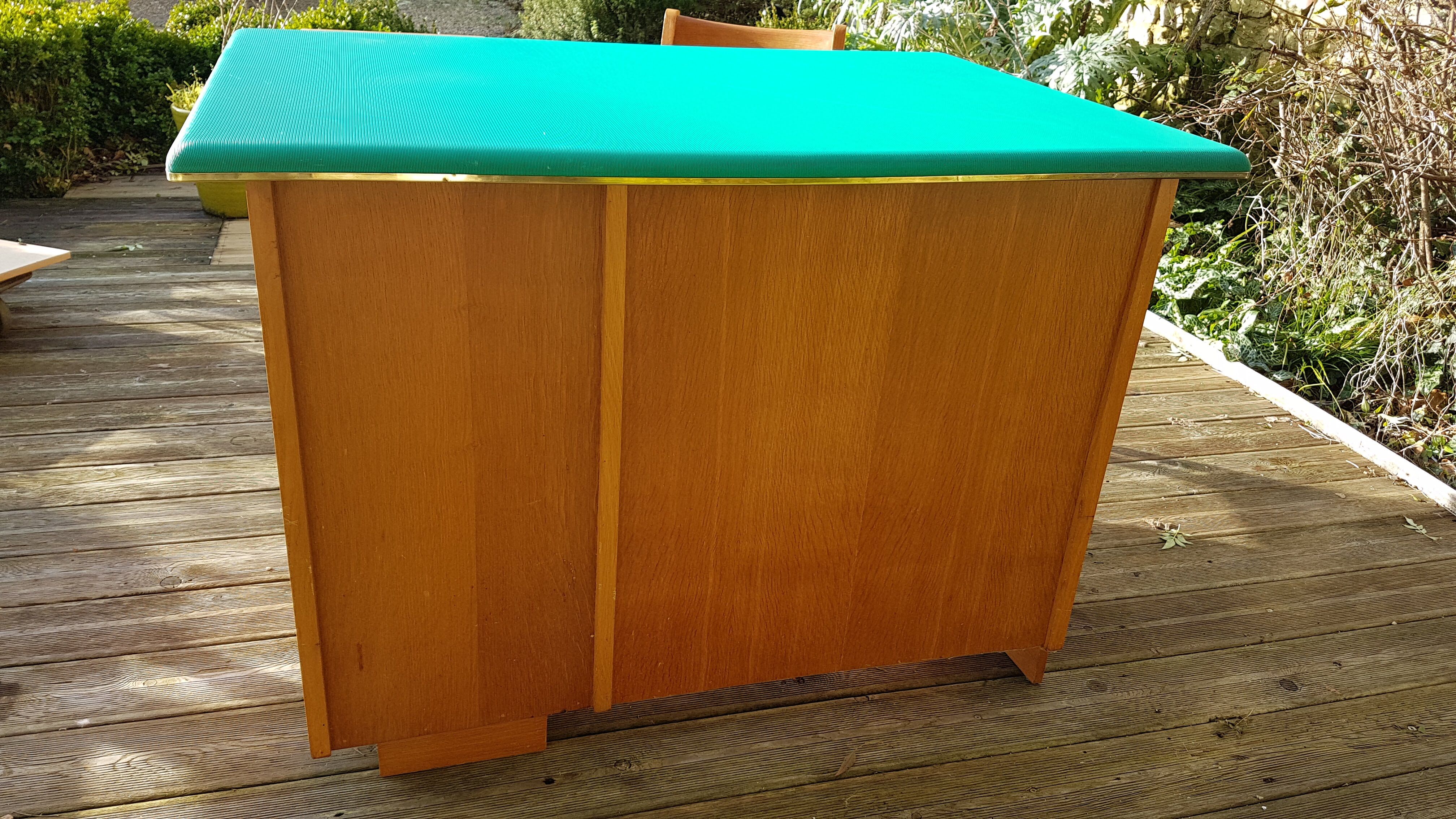 Box desk and its Scandinavian armchair with 50s compass feet