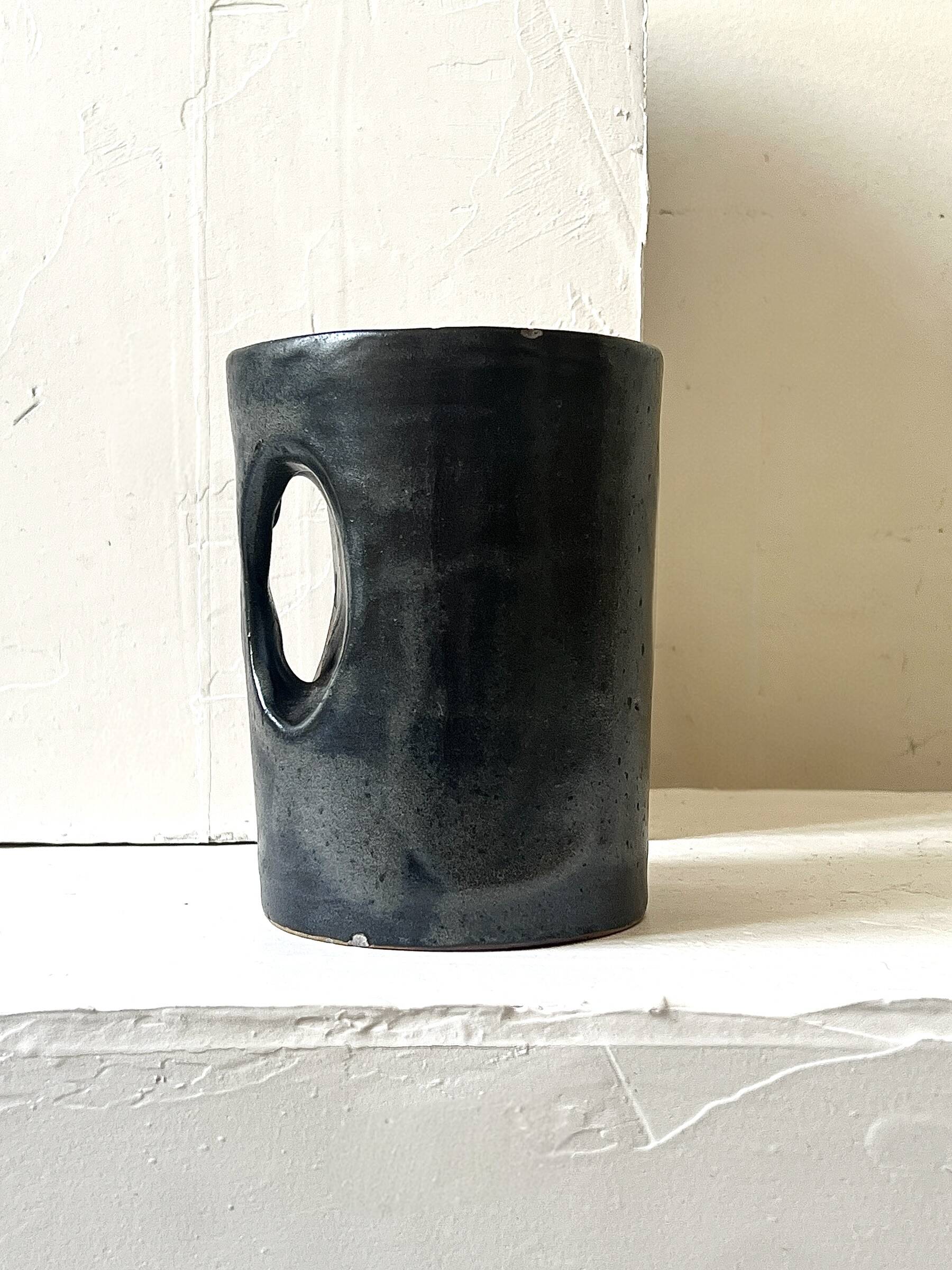 Vase design et sculptural en gres noir bleuté, Goron Vivien