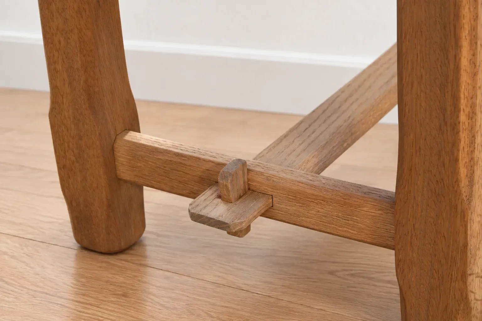 Natural wood farmhouse coffee table – country style, dowel stretcher – 99 cm