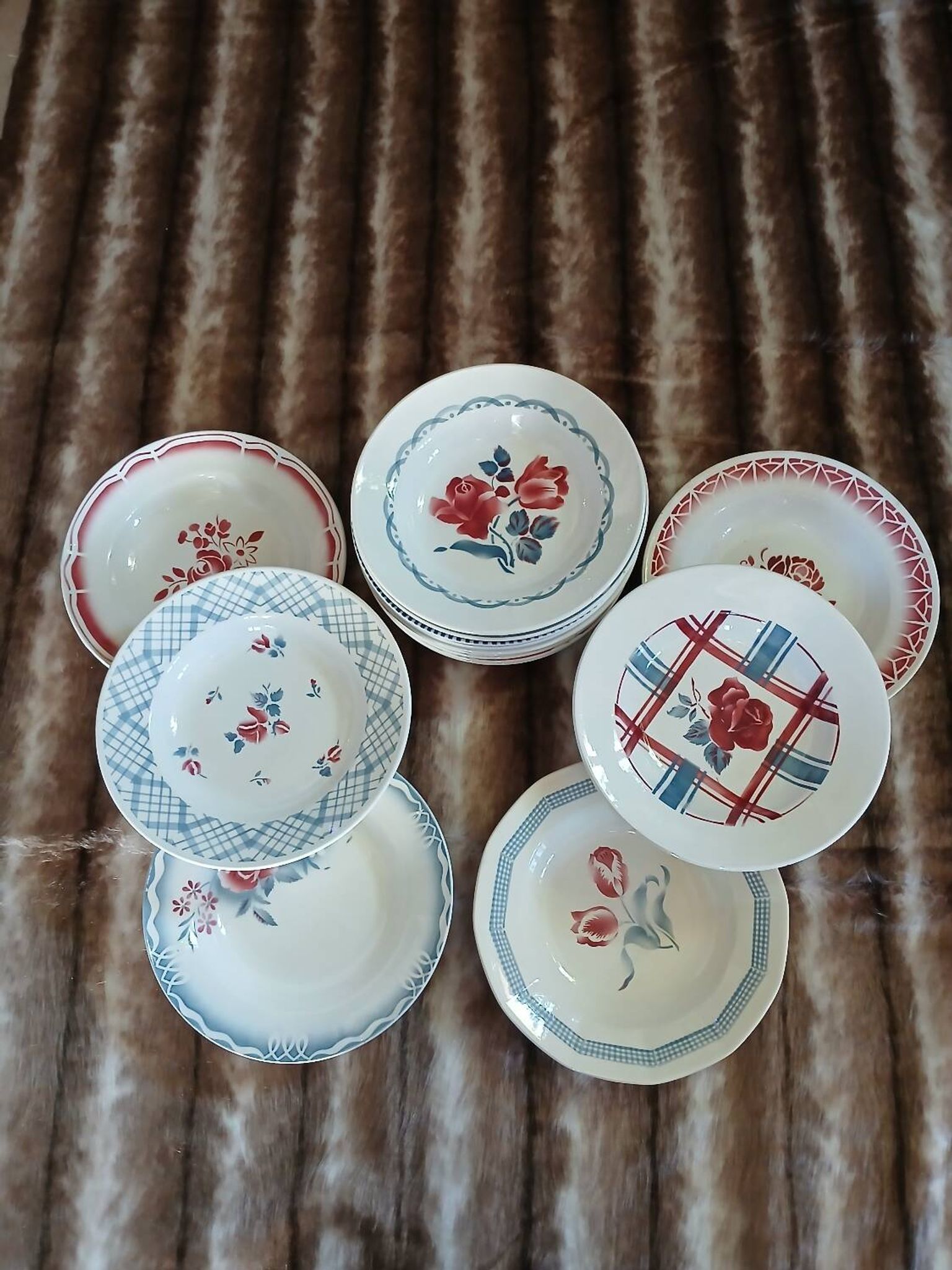 16 assiettes creuses anciennes dépareillées 