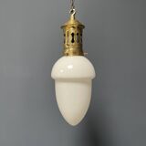 Lampe à suspension en verre opalin avec élégante monture en laiton