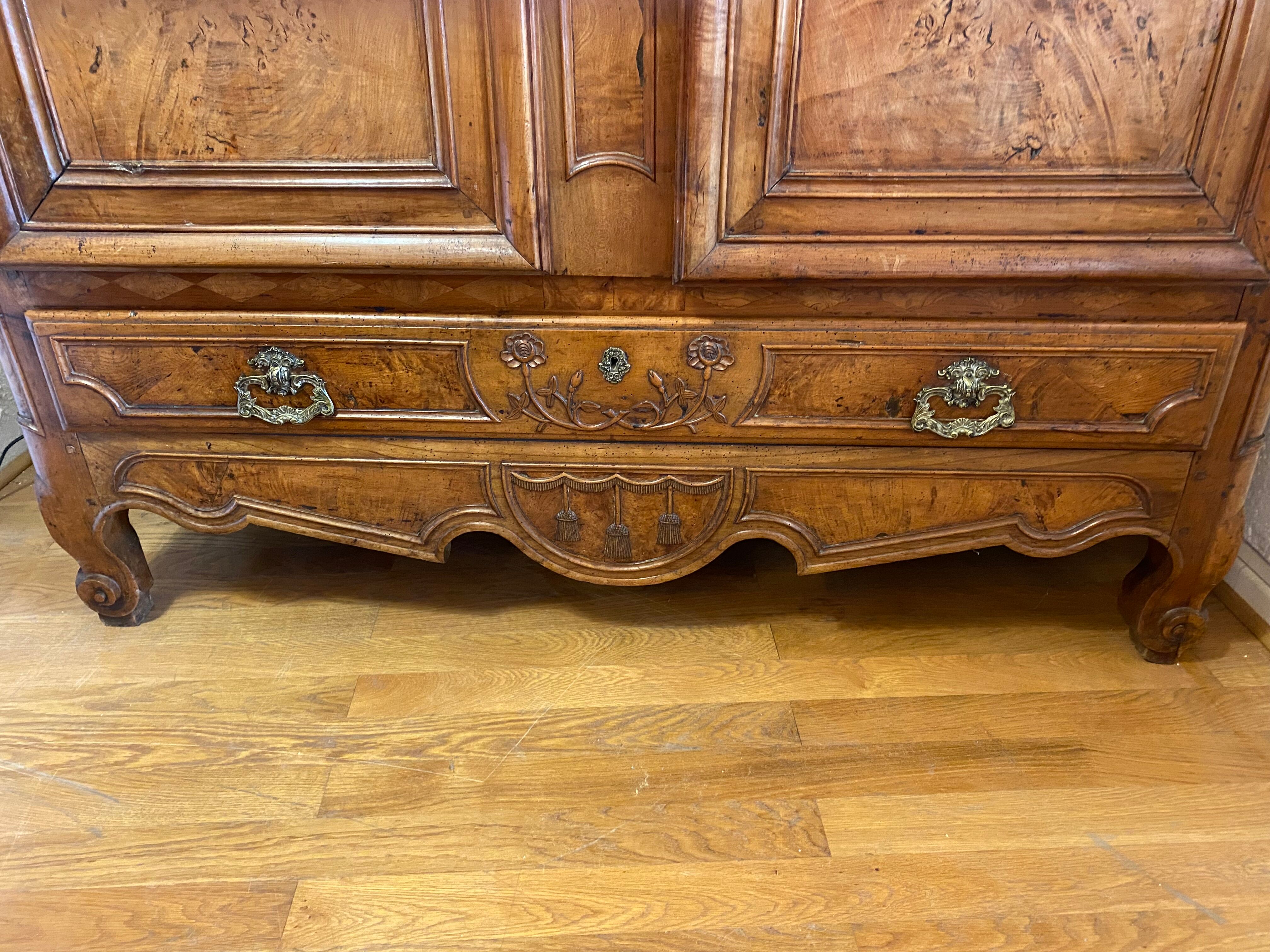 Wedding wardrobe of the Bressan country in walnut and walnut magnifying glass dated 1850