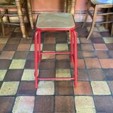 4 anciens tabourets de laboratoire en métal et assise bois