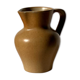 Pitcher in light beige sandstone