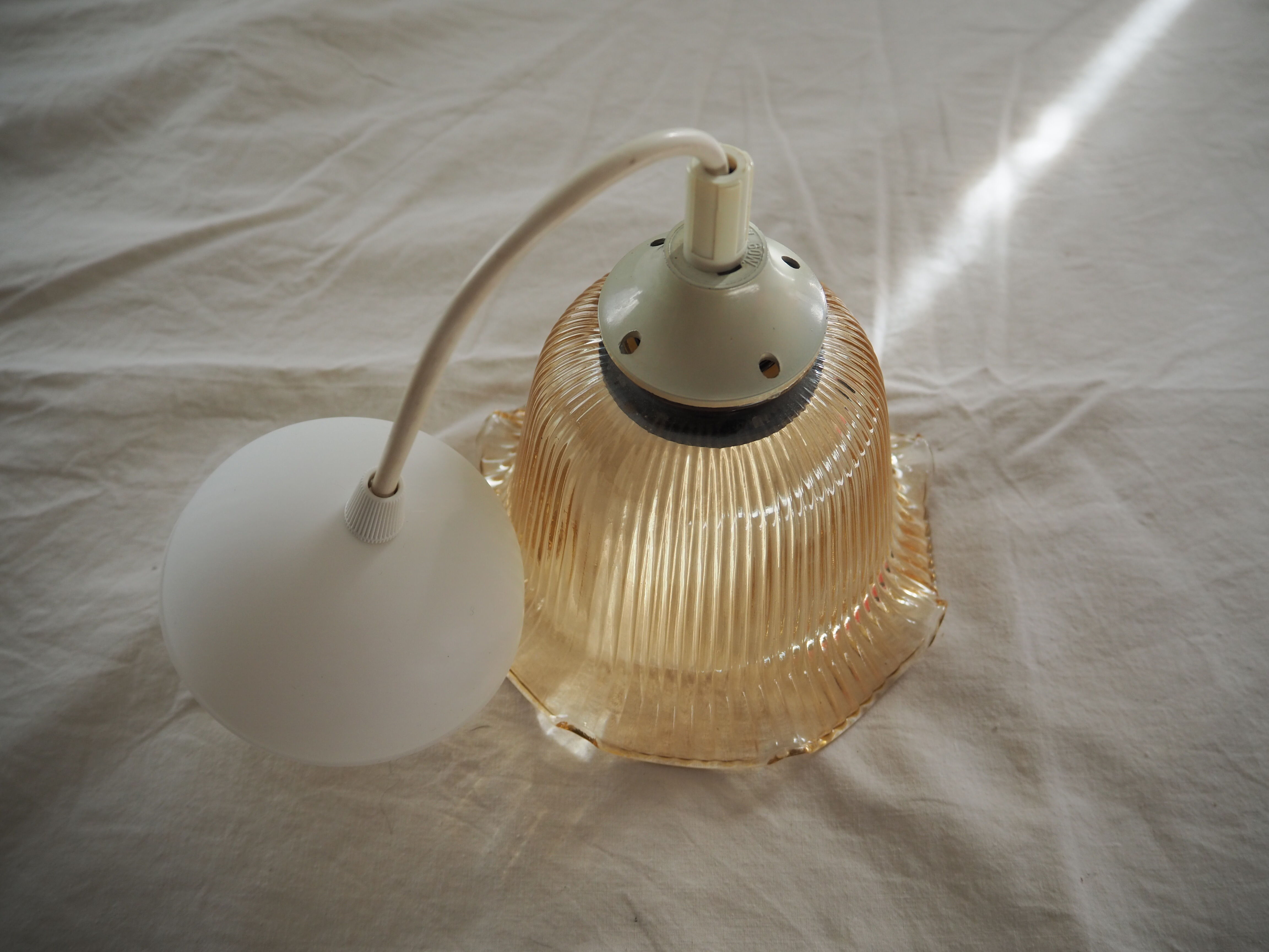 Striated tulip-shaped pendant light, in smoked glass