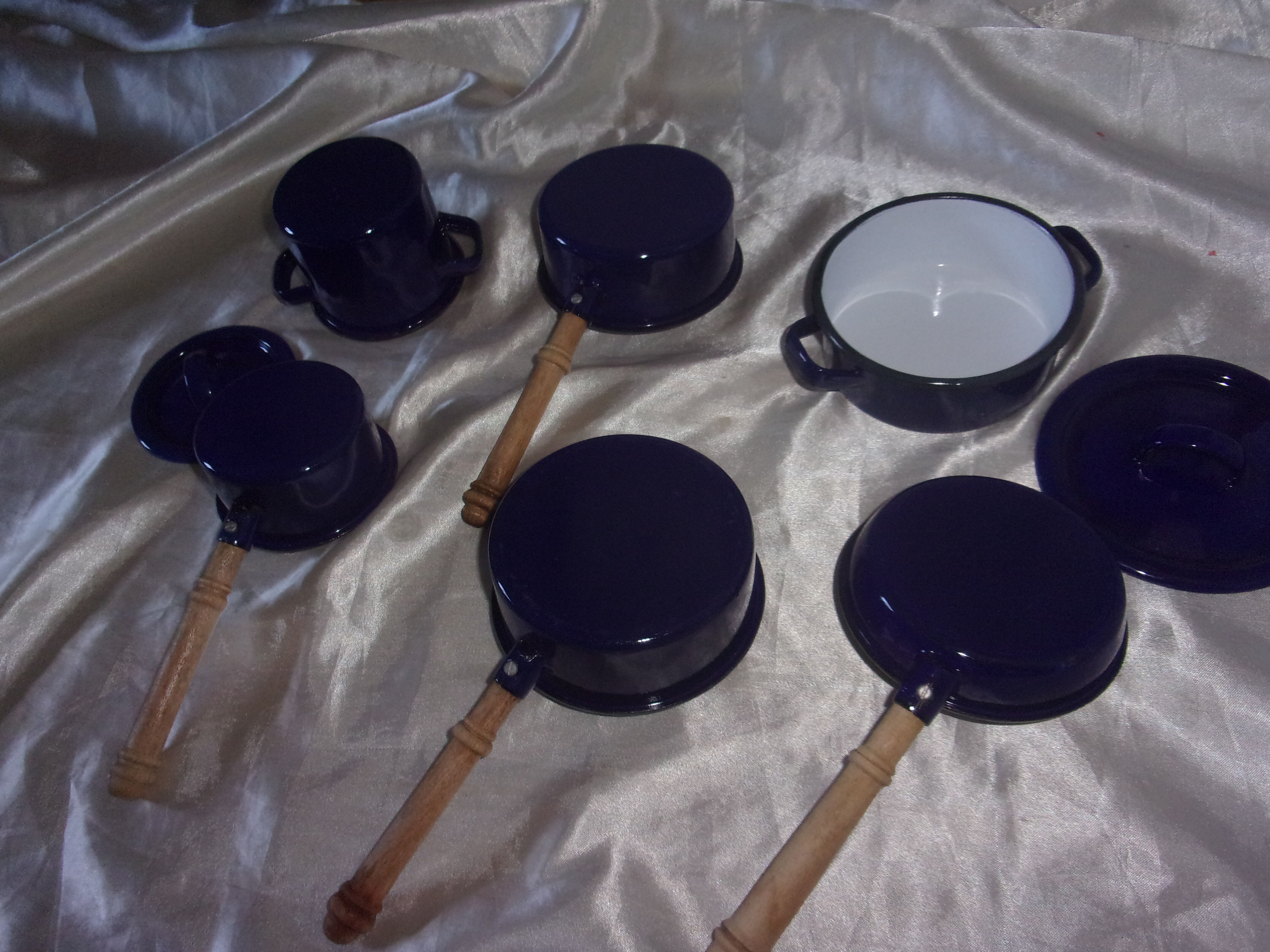 Enamelled sheet metal dinette