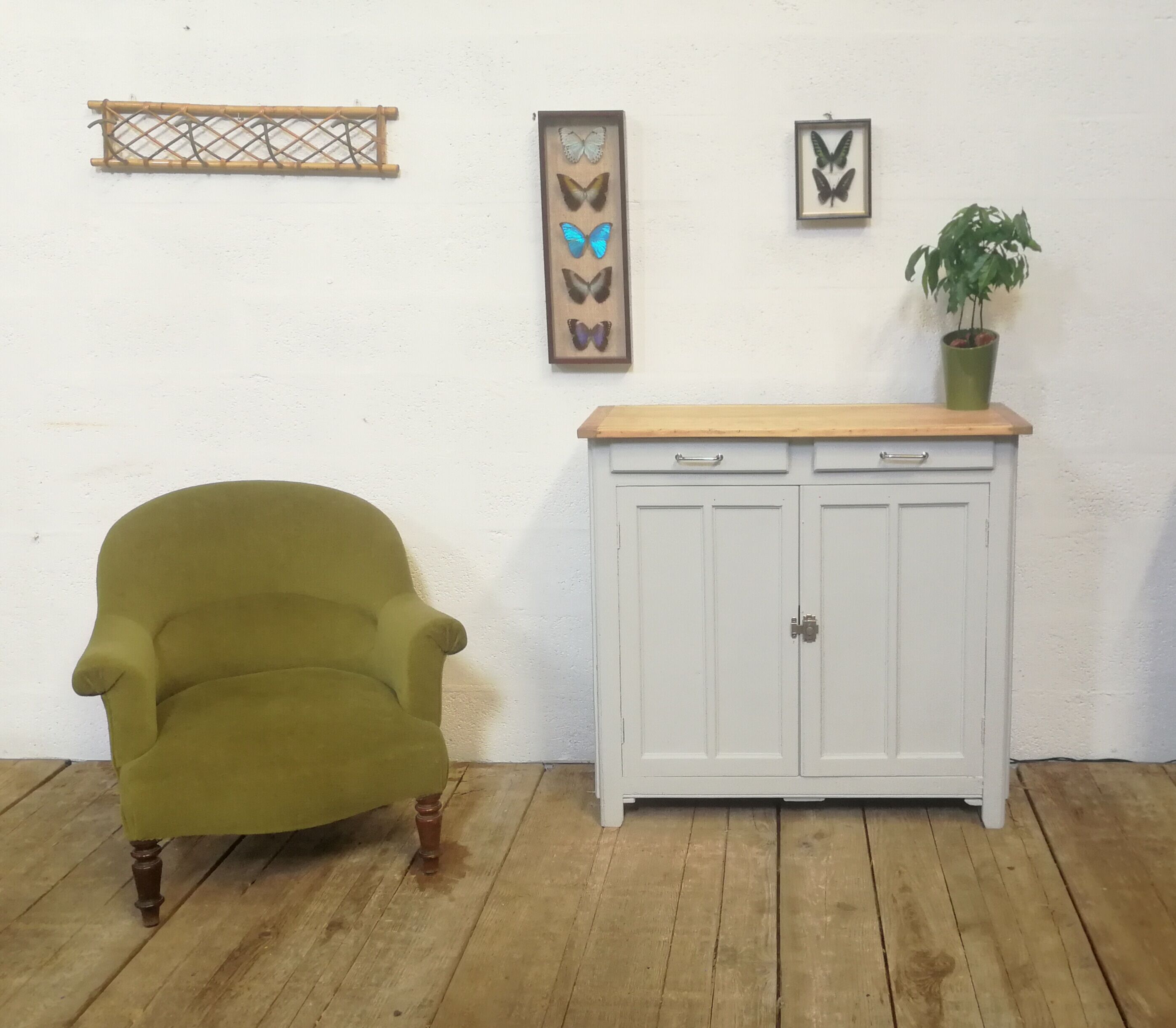 Armchair old green toad