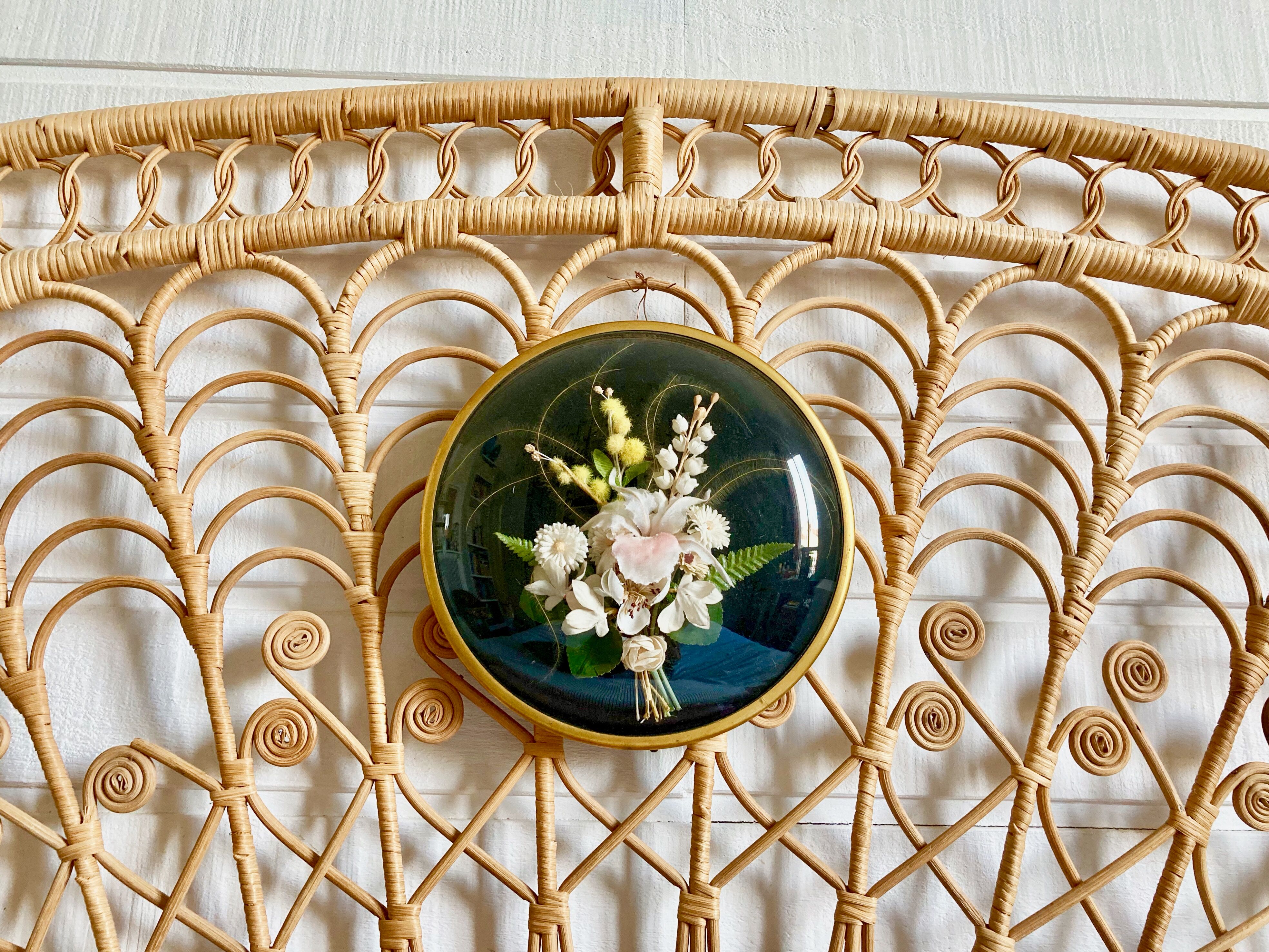 Bulging flower frame