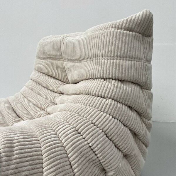 Fauteuil Togo Lounge en velours tricoté beige par Michel Ducaroy pour Ligne Roset.