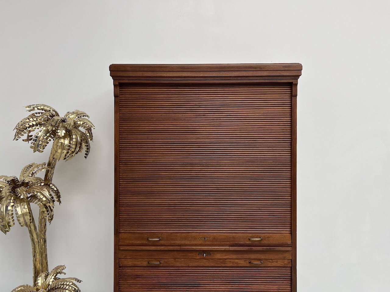 Armoire à rideaux en chêne massif, circa 1930
