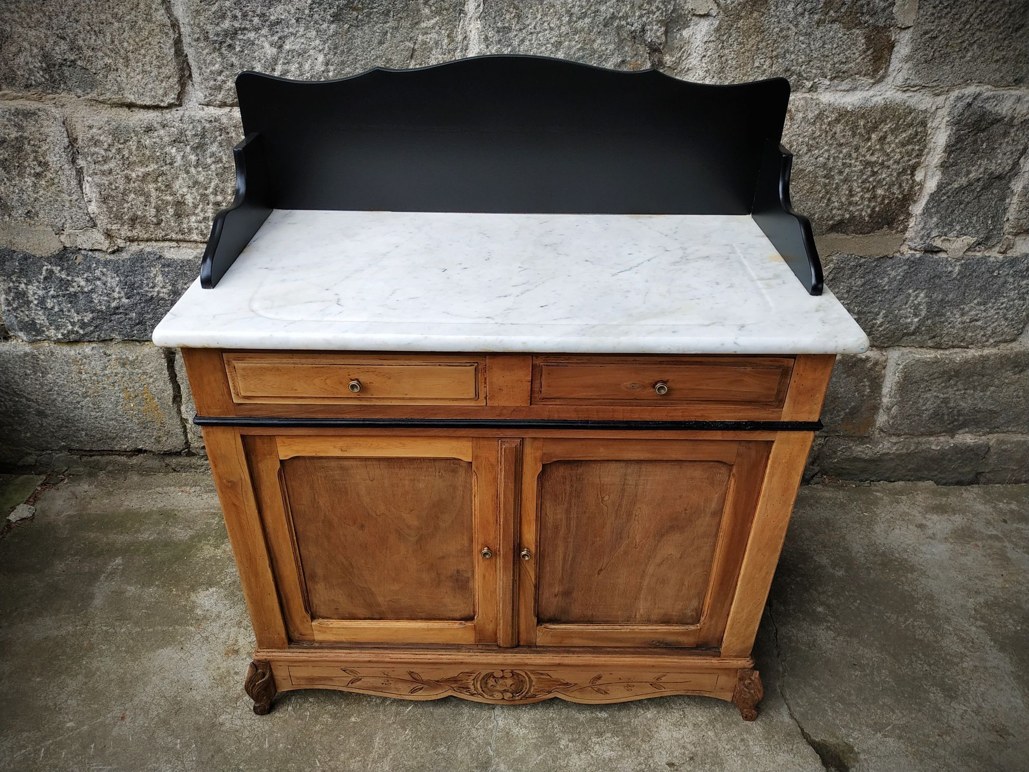 Old toilet table bahut