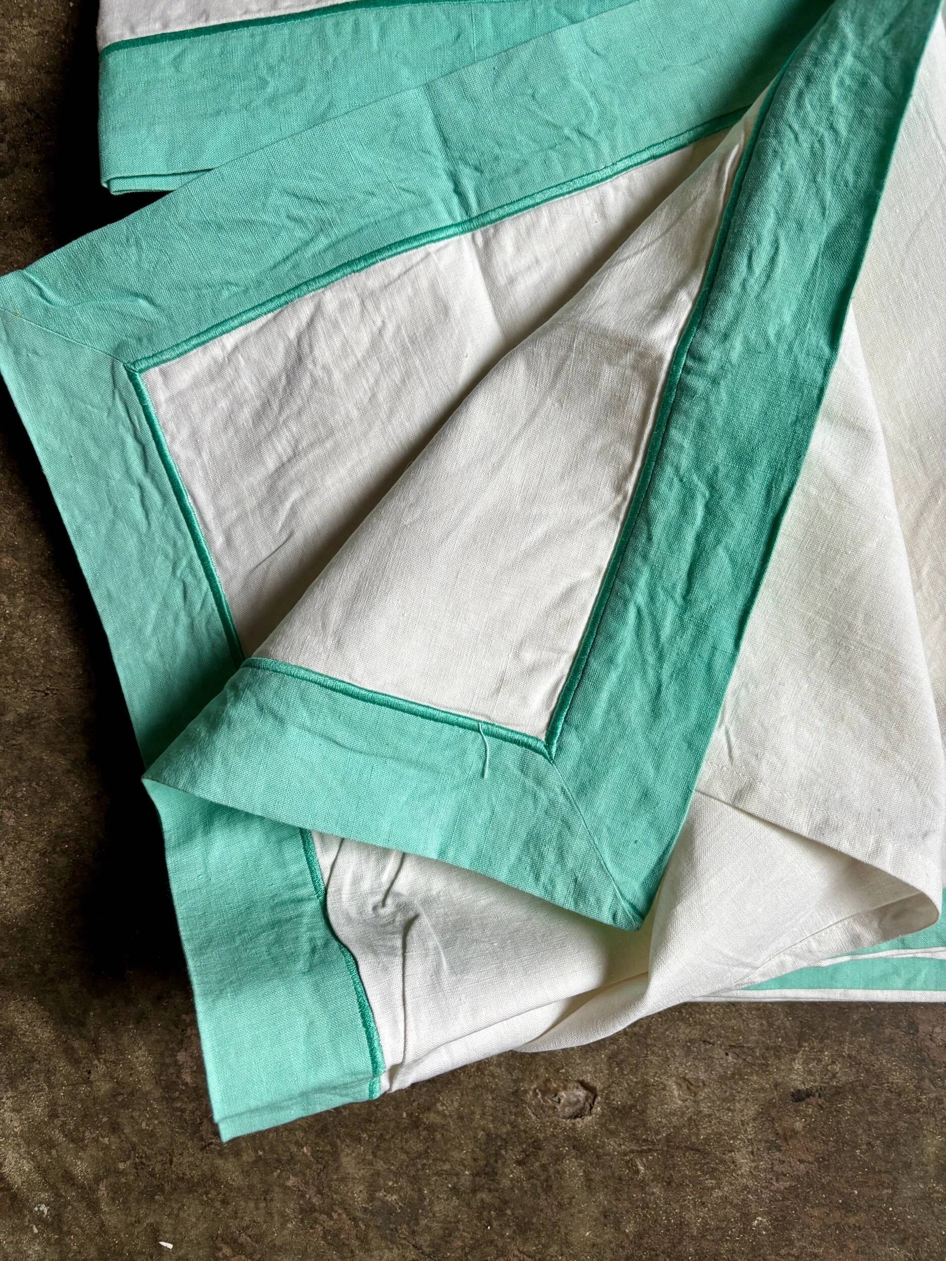 Descamps cotton sheet and pillowcases, green and white ☐ 240 x 340 cm