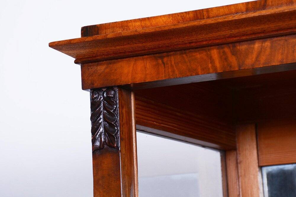 Vitrine Biedermeier tchèque en noyer et épicéa, années 1830