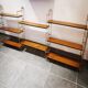 Etagère murale modulable en métal doré et bois