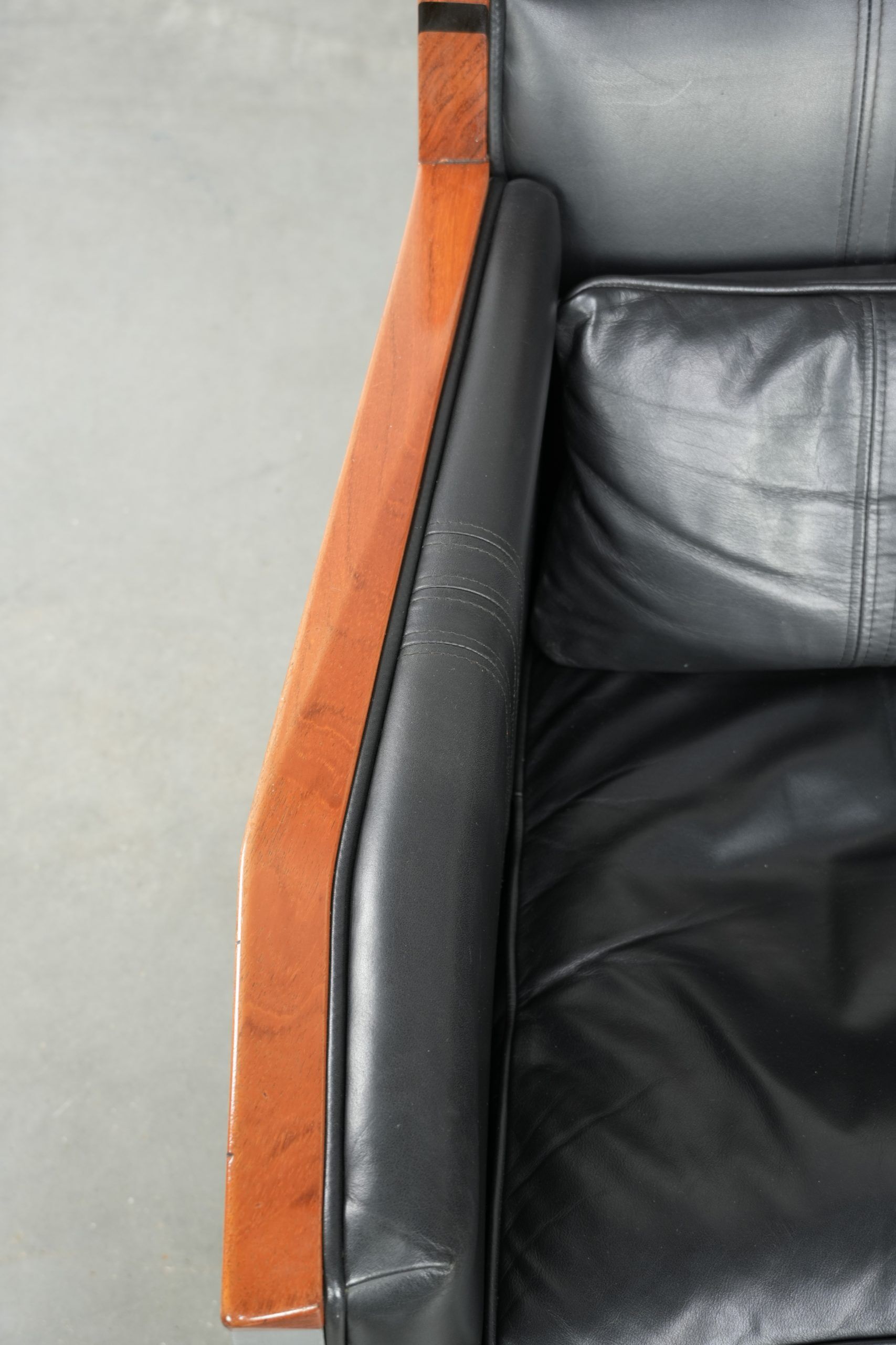 Fauteuil en cuir noir de style Art Déco en bon état.