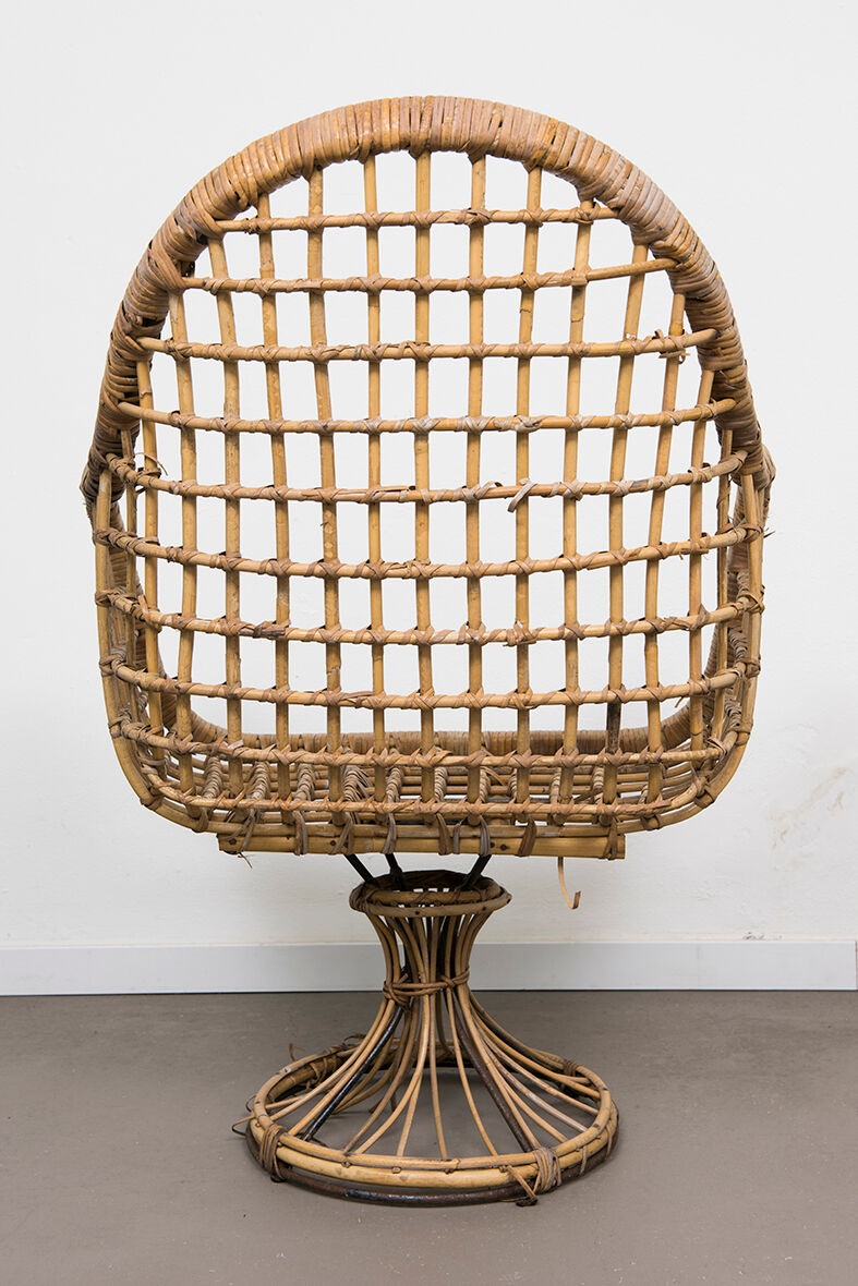 Rattan chair with swivel base