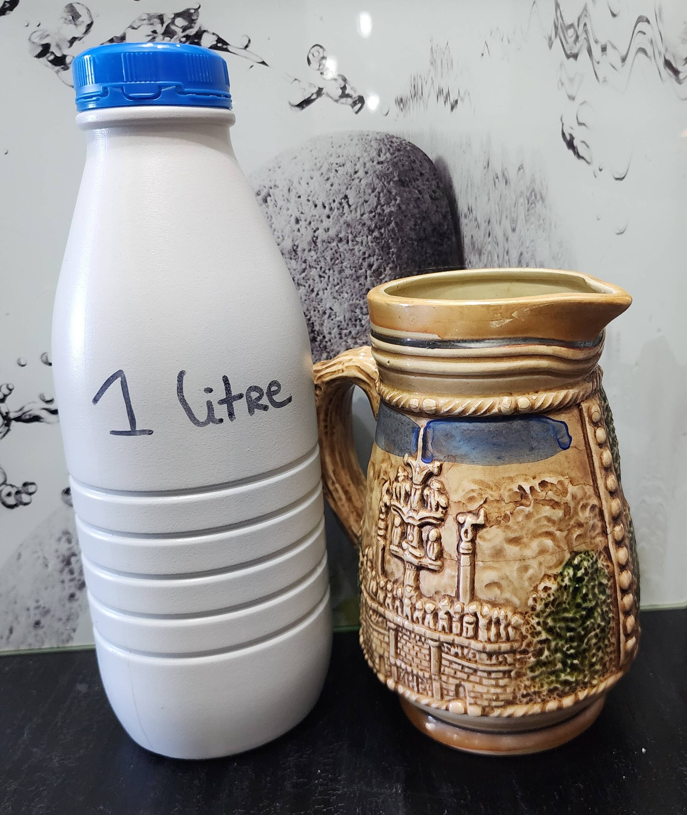 Jug / mug / vintage ceramic beer relief Breton musicians nem japa