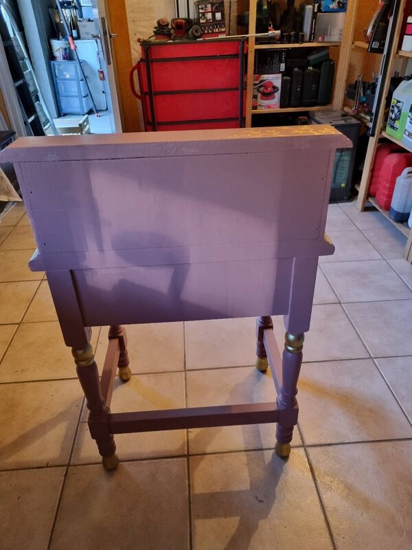 Petit bureau vintage relooké vieux rose et doré