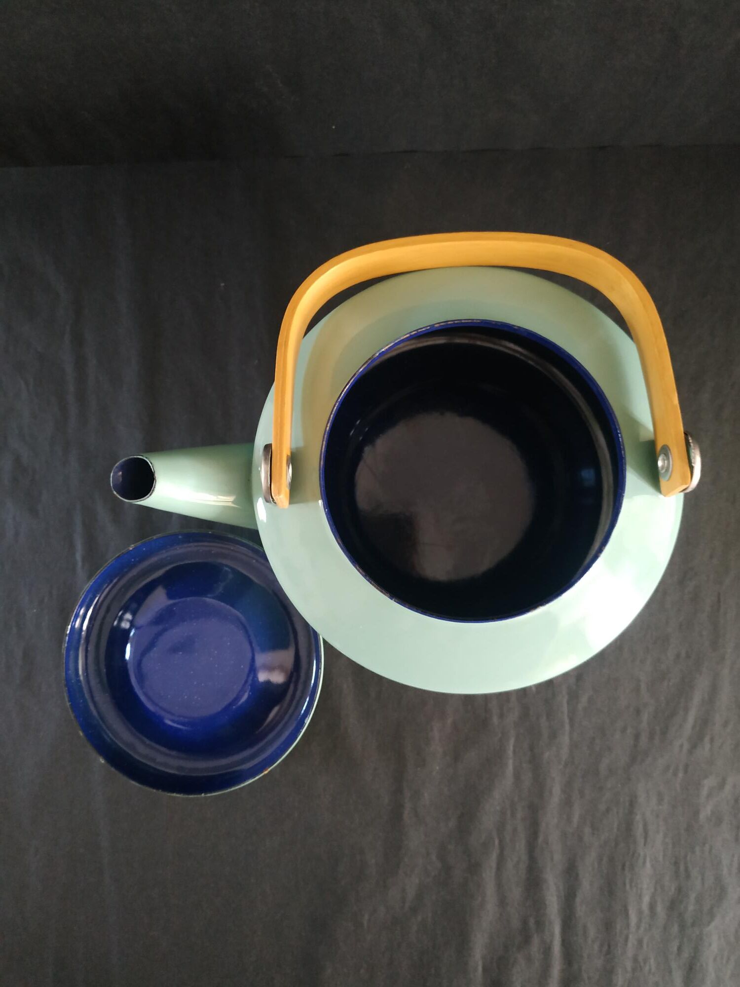 Teapot in enamelled tole green almond