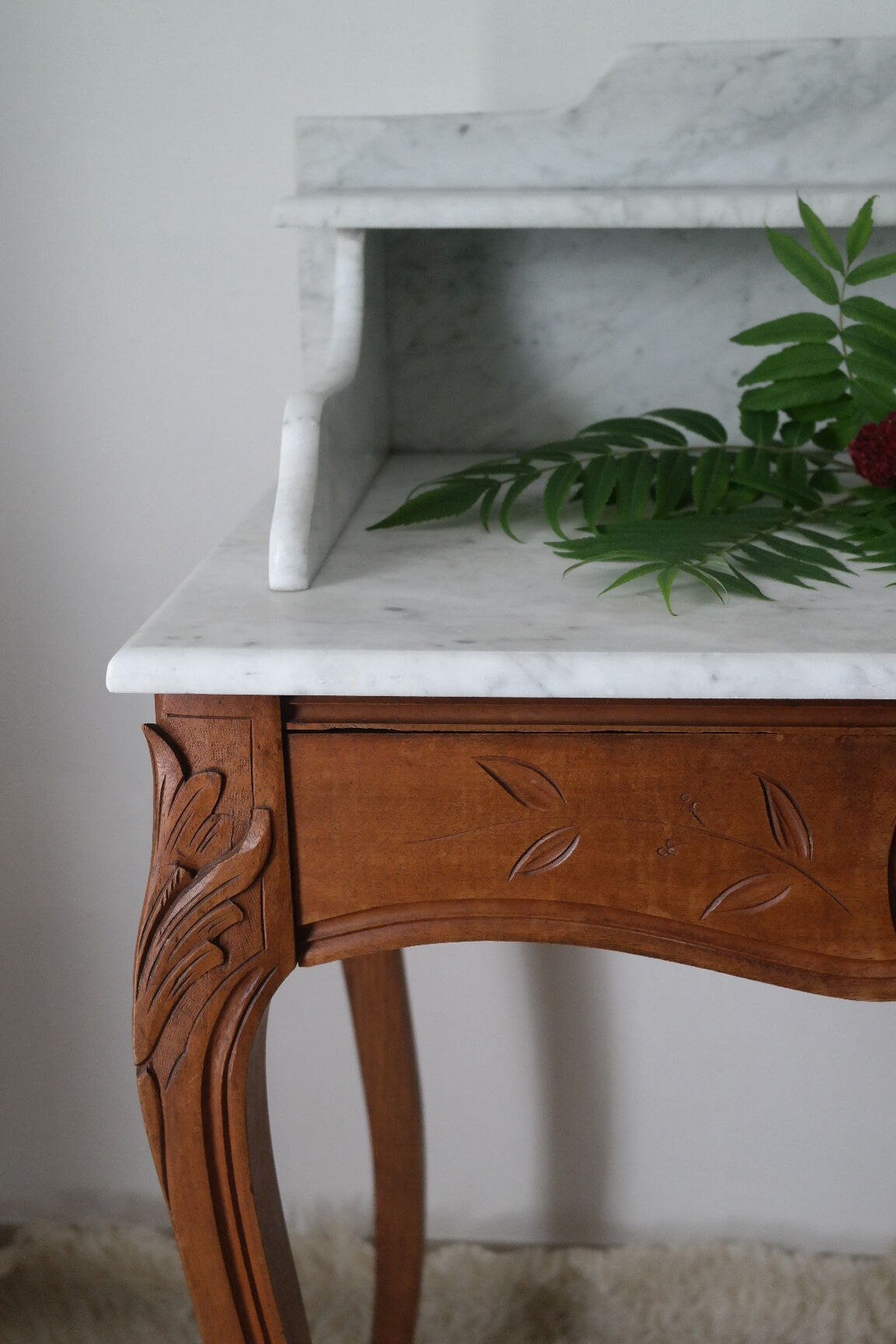 Louis XV-style toilet table in walnut and marble