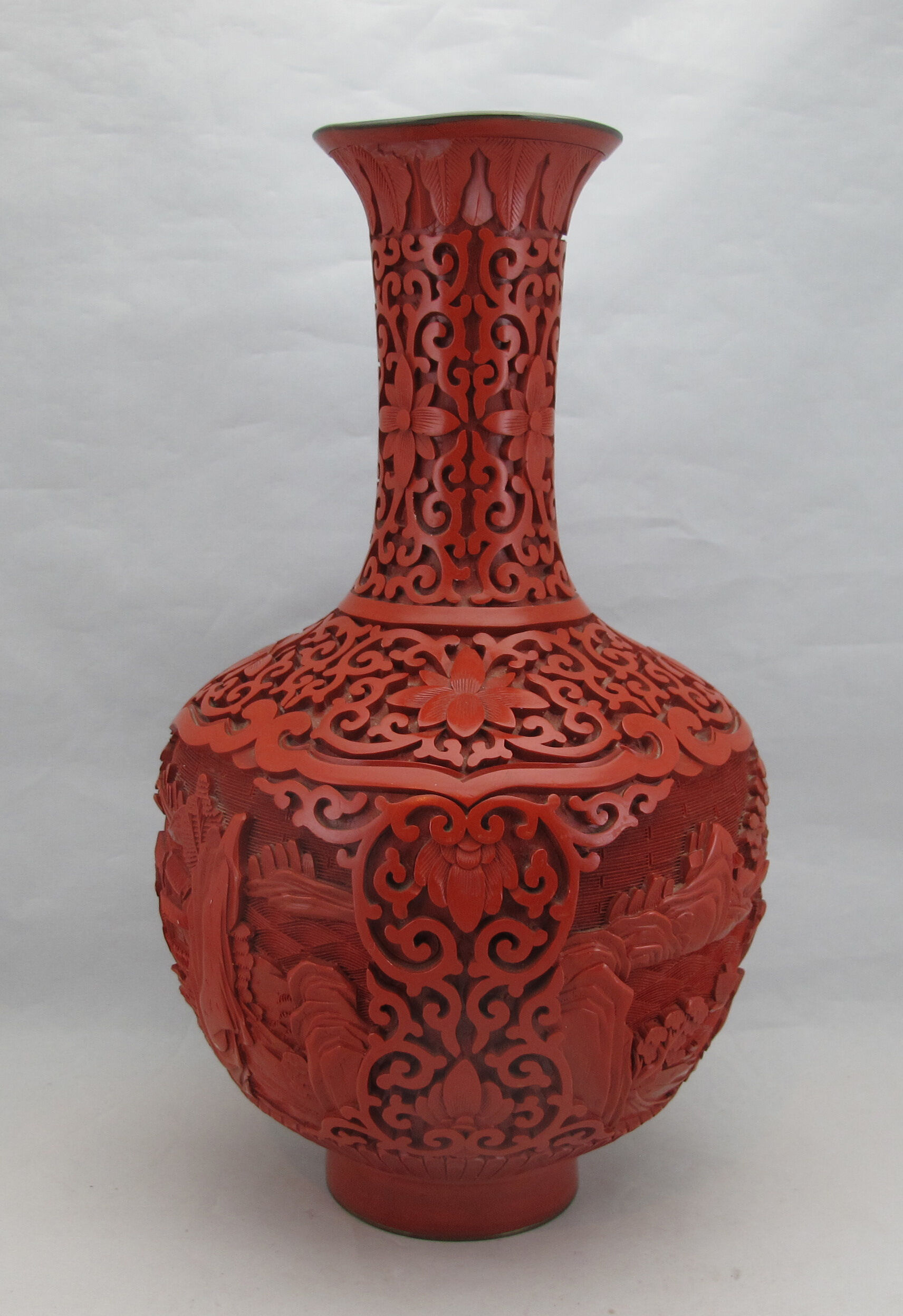 Chinese vase in red lacquer