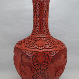 Vase chinois en laque rouge