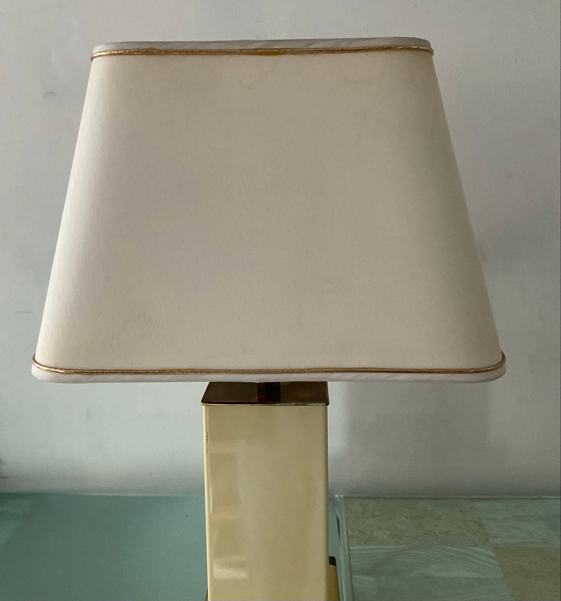 Hollywood Regency lamp in metal and brass from the 70s.