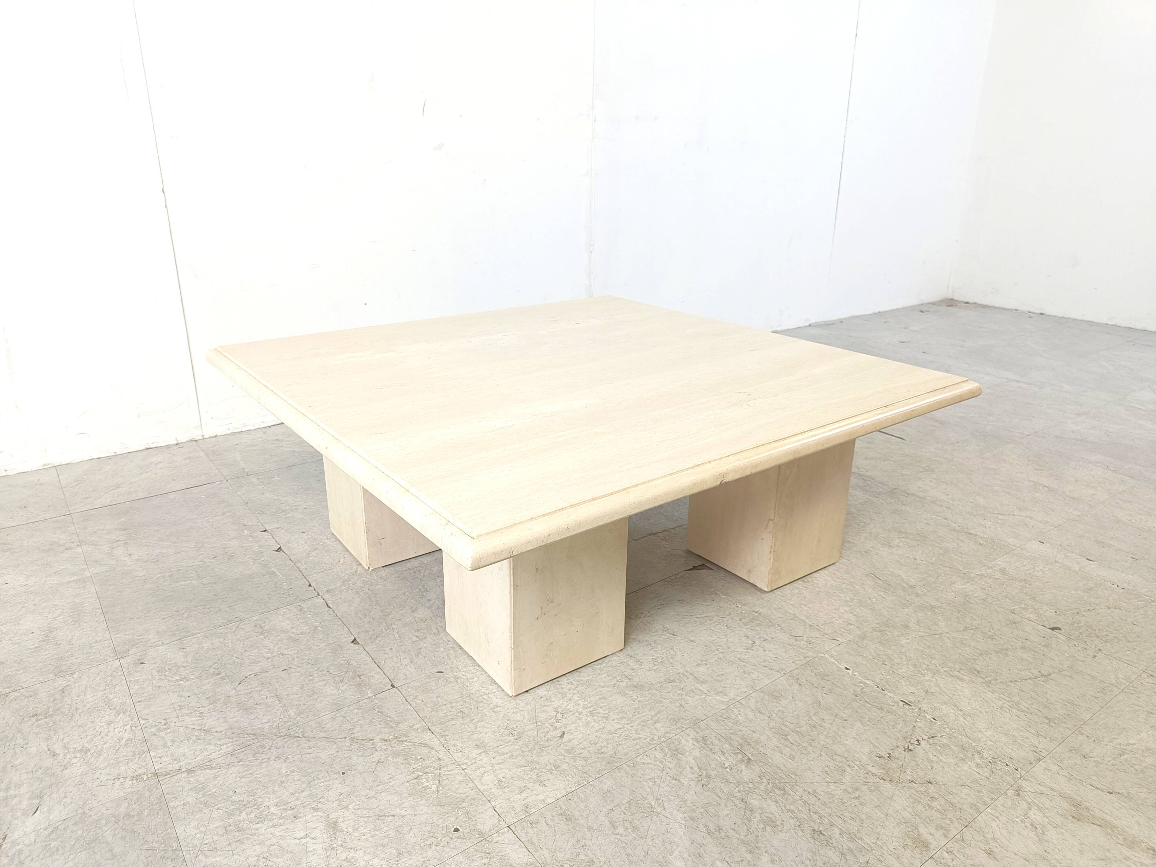 Table basse en travertin années 1970, Italie
