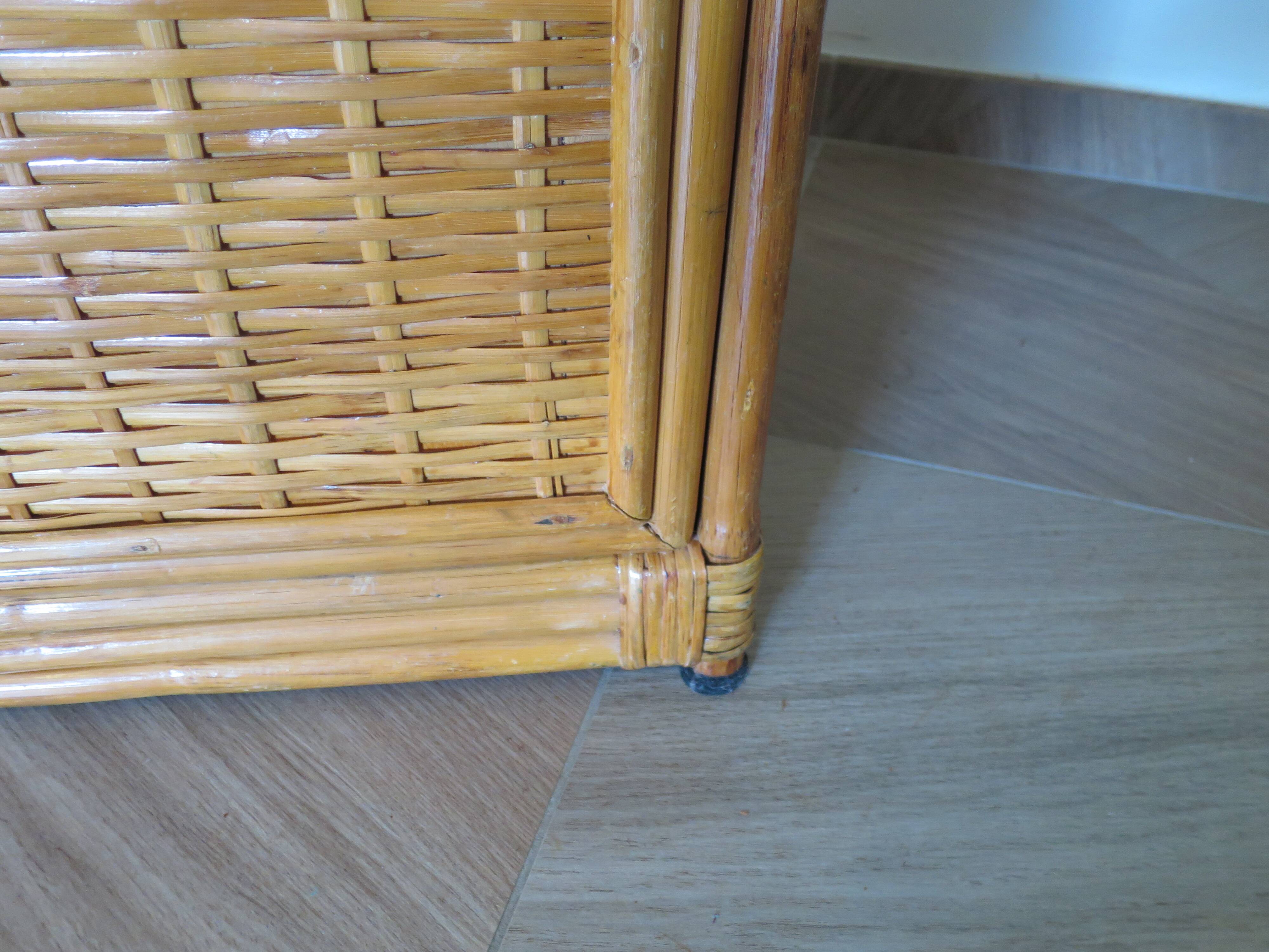 Storage column, wooden bookshelf and woven rattan.