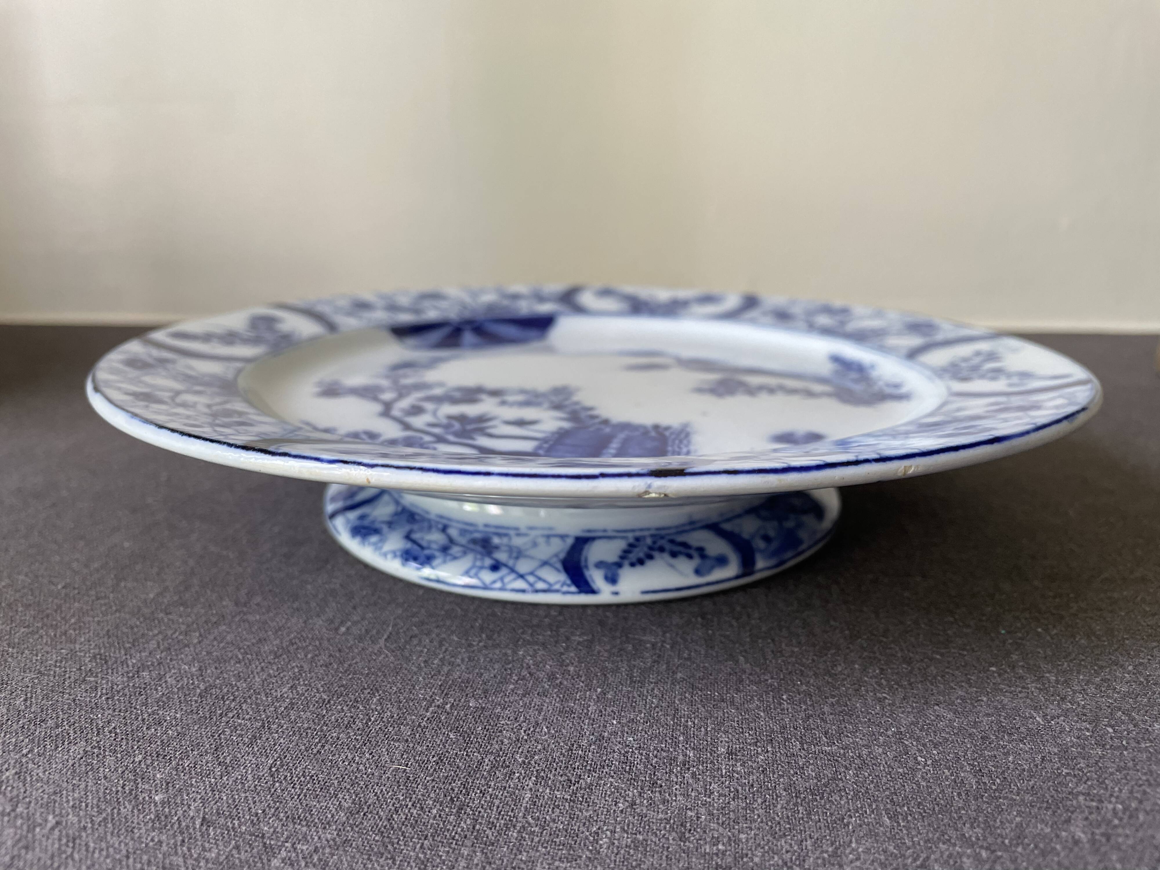 Assiette sur piédouche en faïence bleue et blanche Creil & Montereau, service "Japon", XIXème siècle