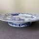 Assiette sur piédouche en faïence bleue et blanche Creil & Montereau, service "Japon", XIXème siècle