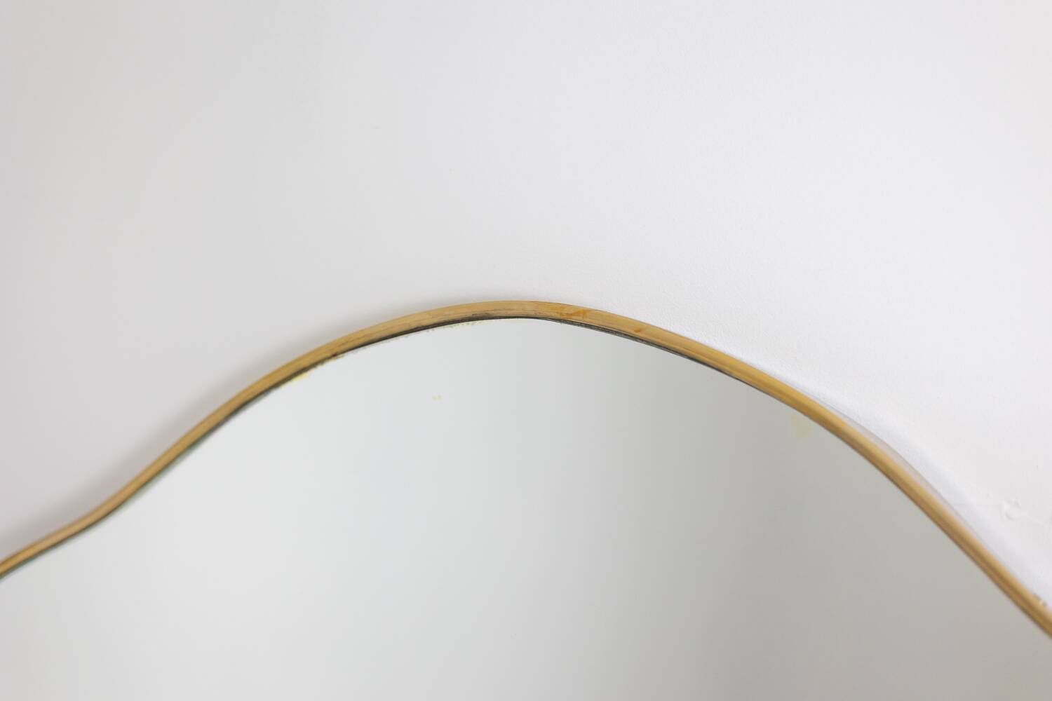 Paire de miroirs de forme « chapeau de gendarme », années 1970