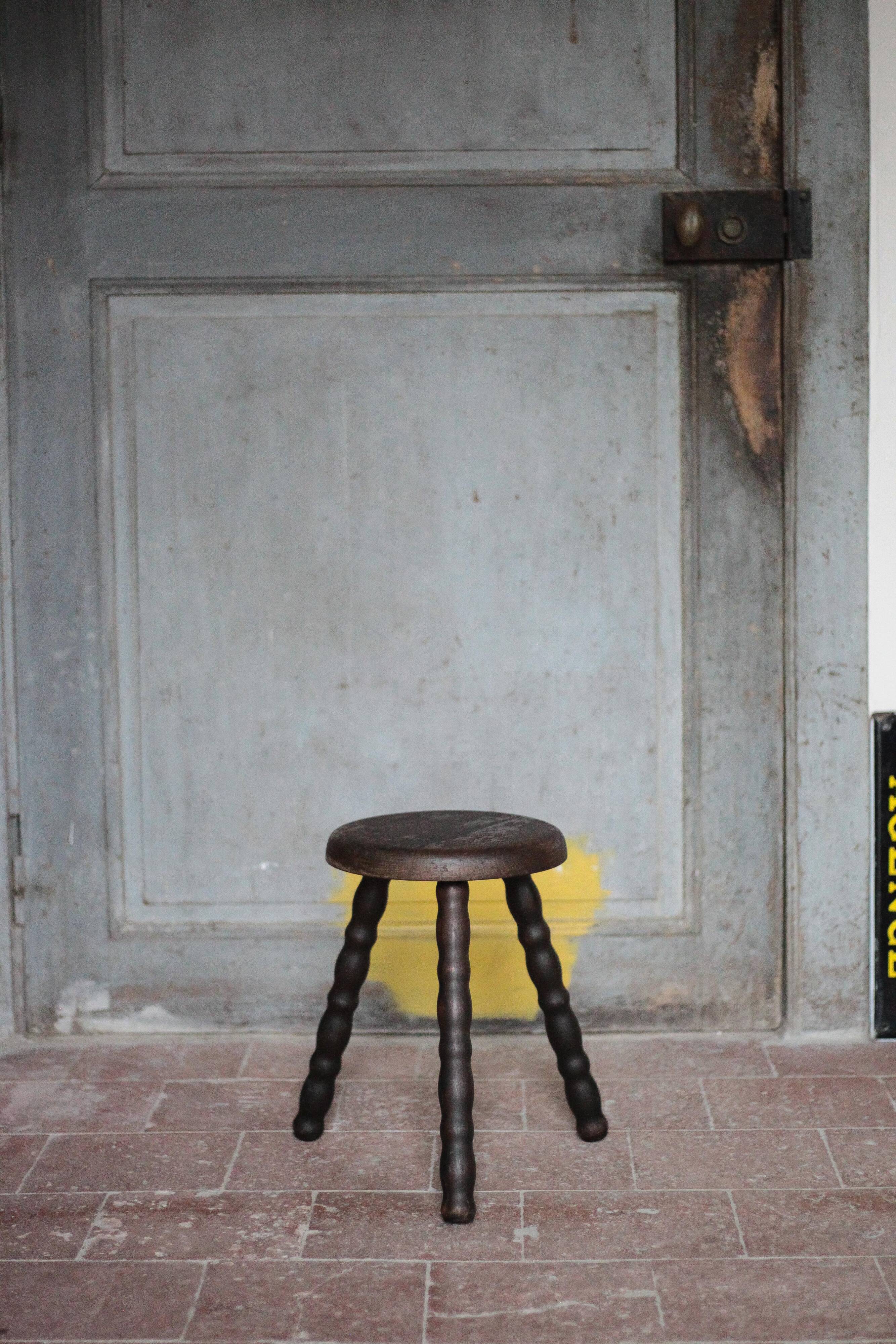 Tabouret vintage, tabouret bois, tabouret tripode pieds perlés, porte-plant