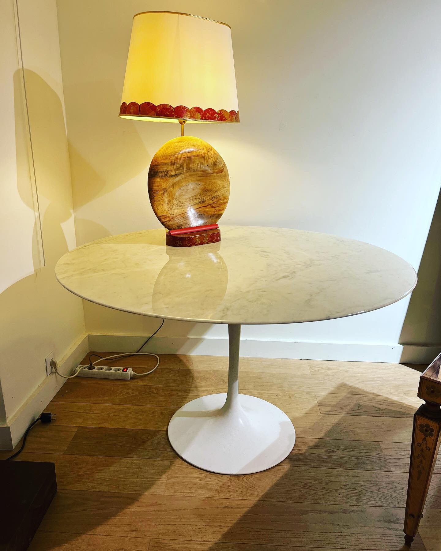 Marble round table by Ereo Saarinen , Knoll edition