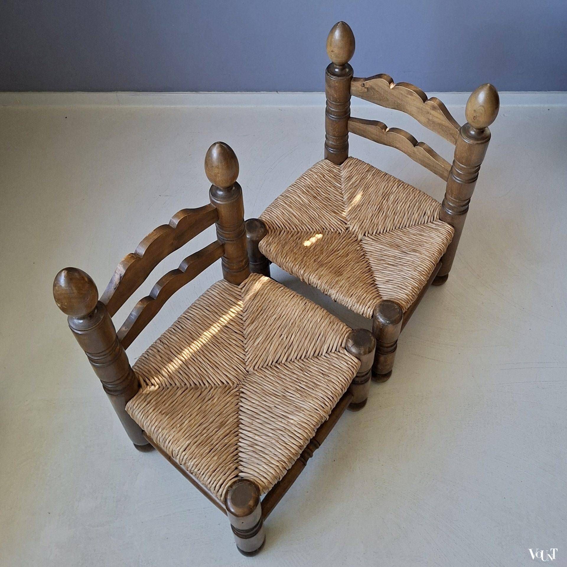 Ensemble de 2 chaises basses avec assise en paille, années 1950.