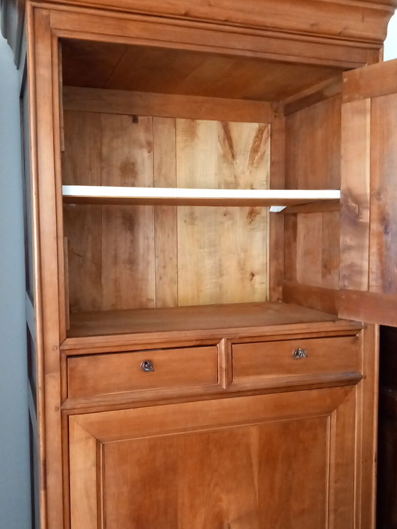 Armoire type cabinet vendéen, en bois massif