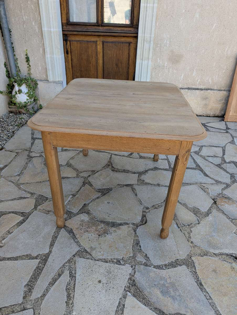 Antique extendable table