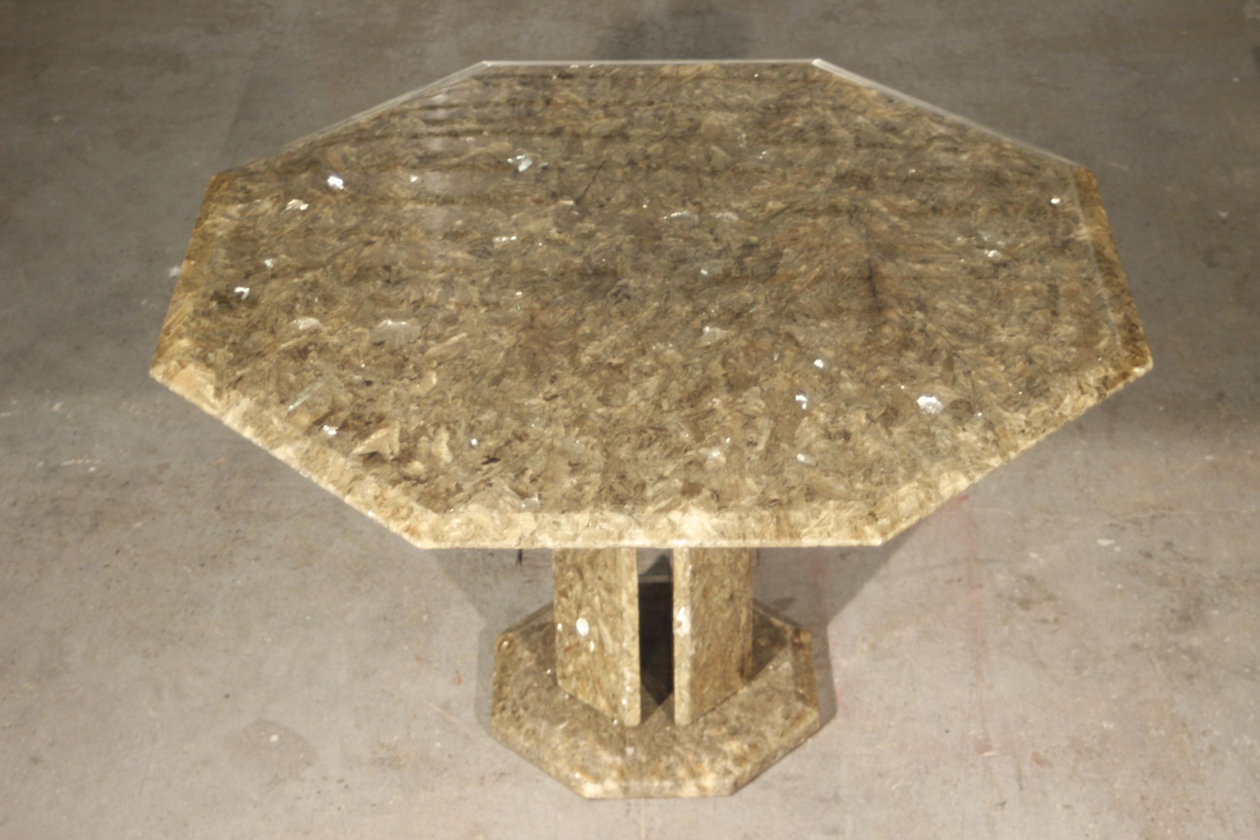 Octagonal post-modernist lounge table in marble beaded massive green quartz, Italy 1970s