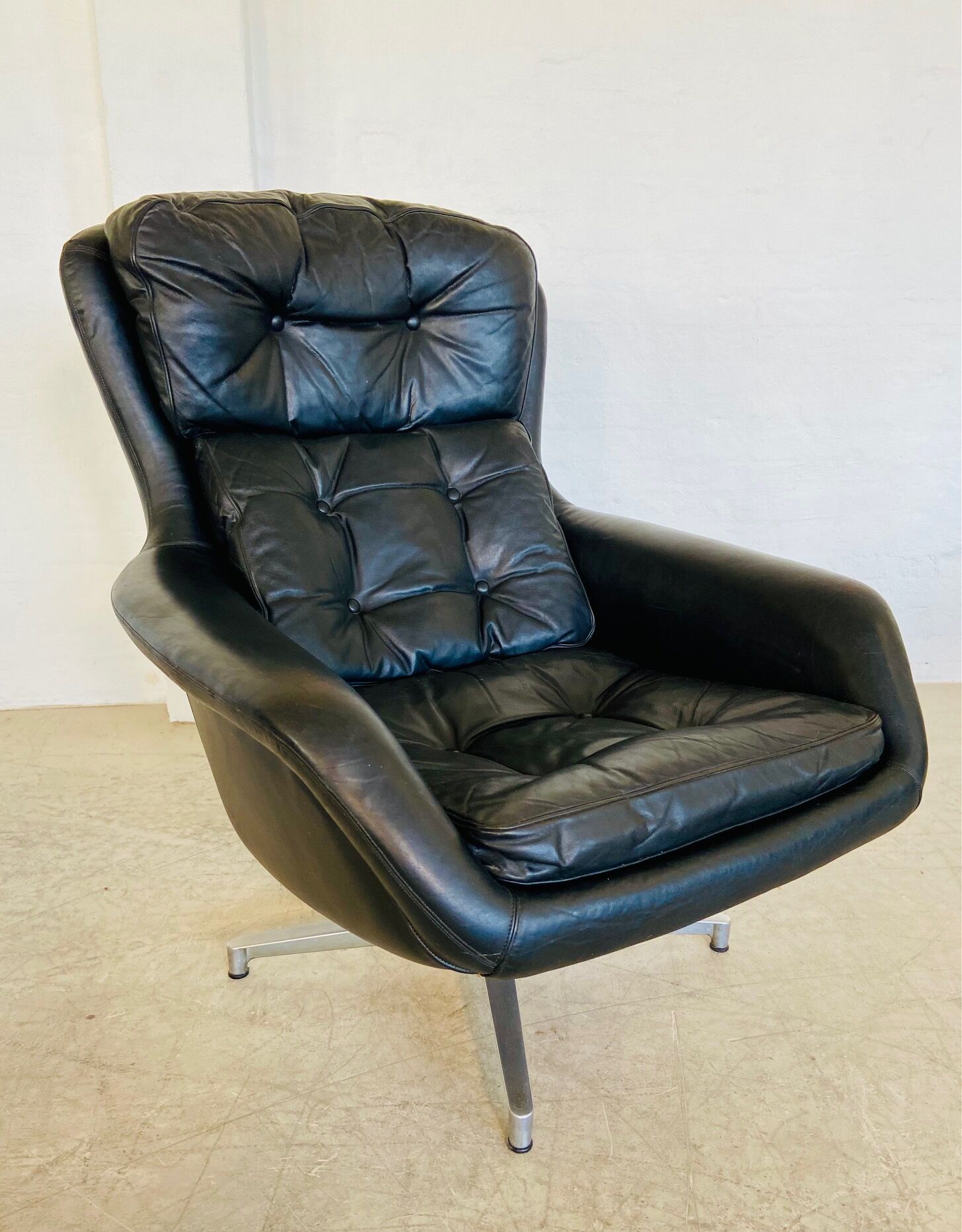 Vintage Danish swivel chair in black leather by Bramin
