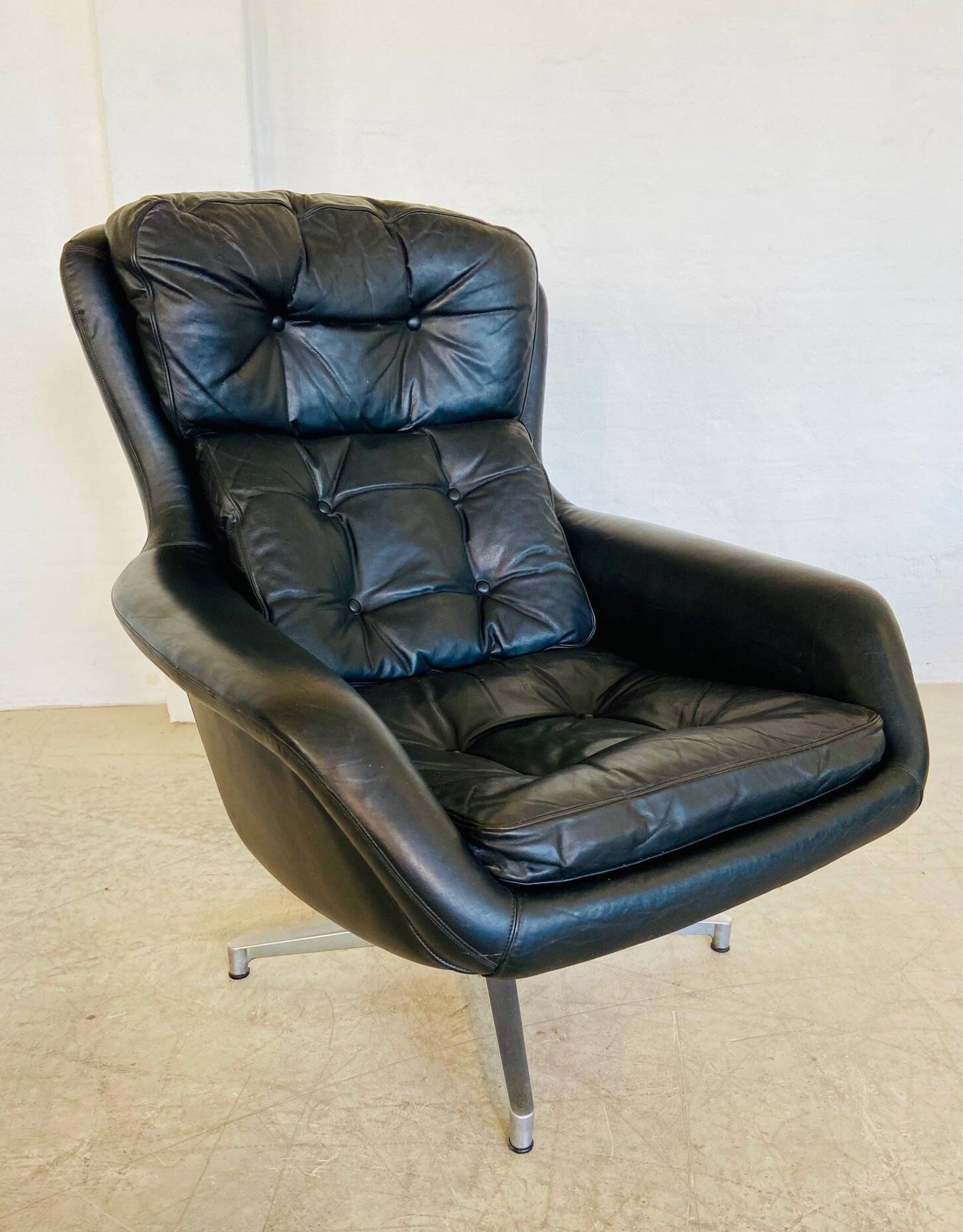Vintage Danish swivel chair in black leather by Bramin