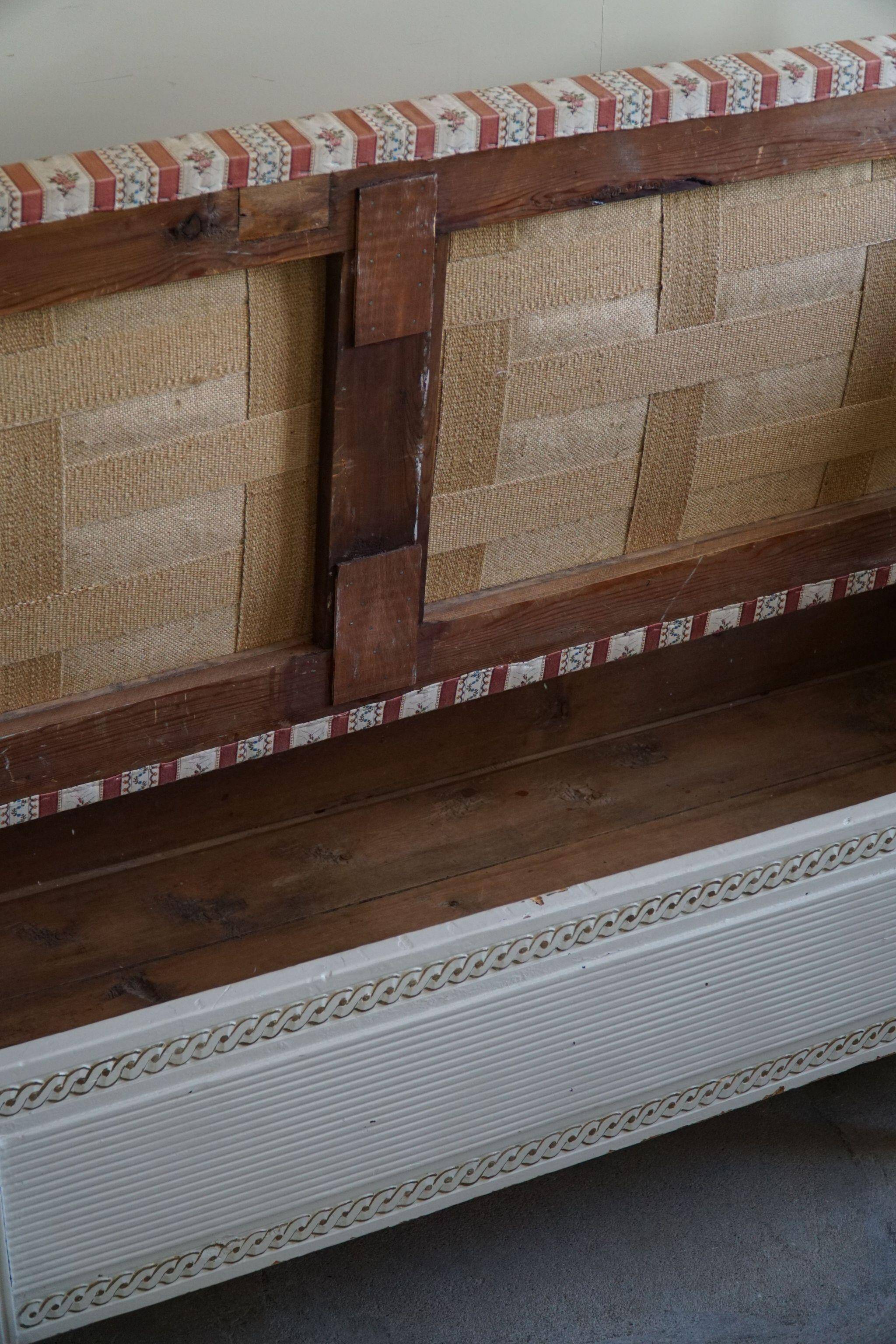 Antique Gustavian canapé / bench from the early 19th century, by a Swedish cabinetmaker.