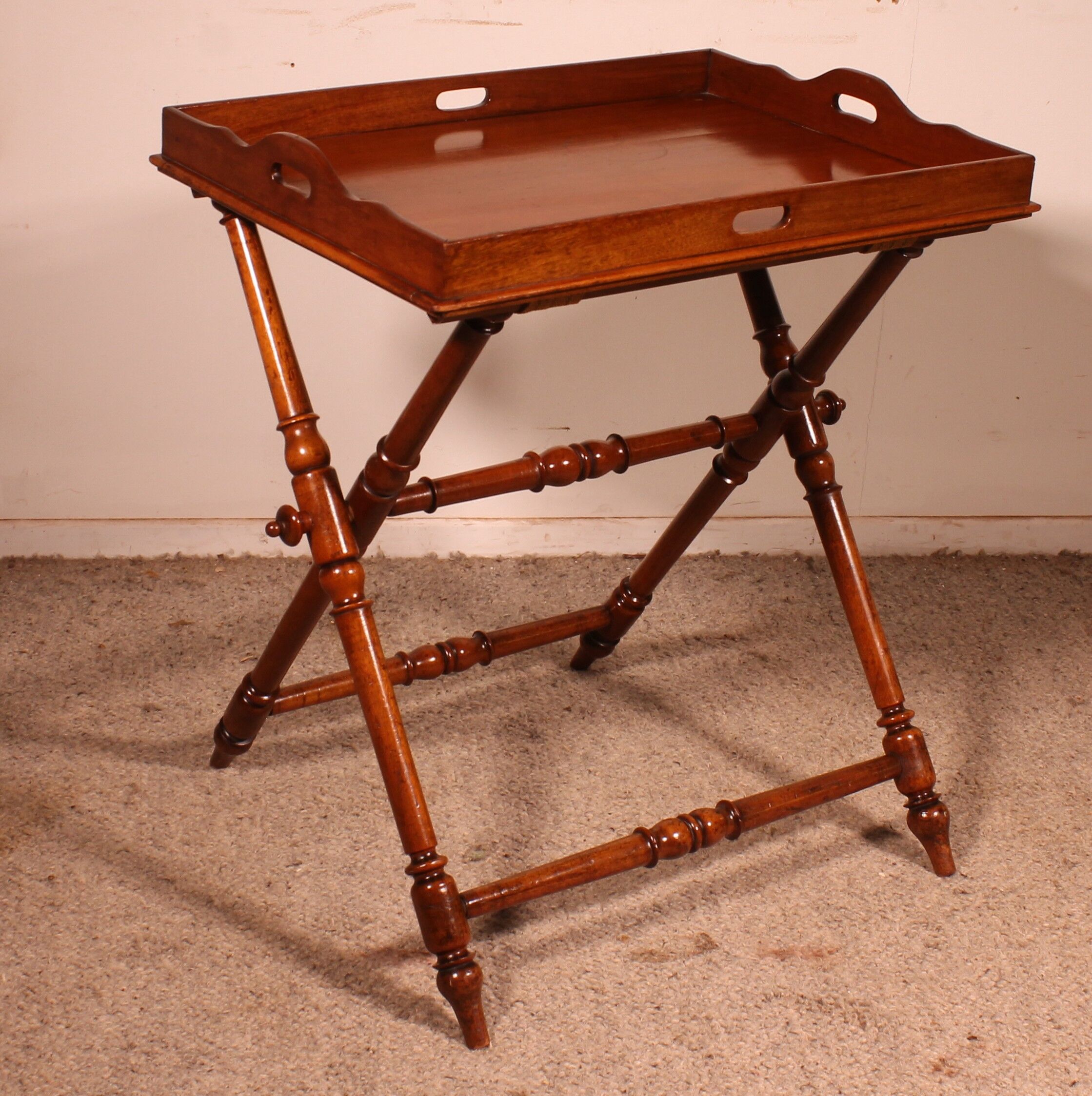 Servant Butler Tray in solid mahogany from the early 19th century.