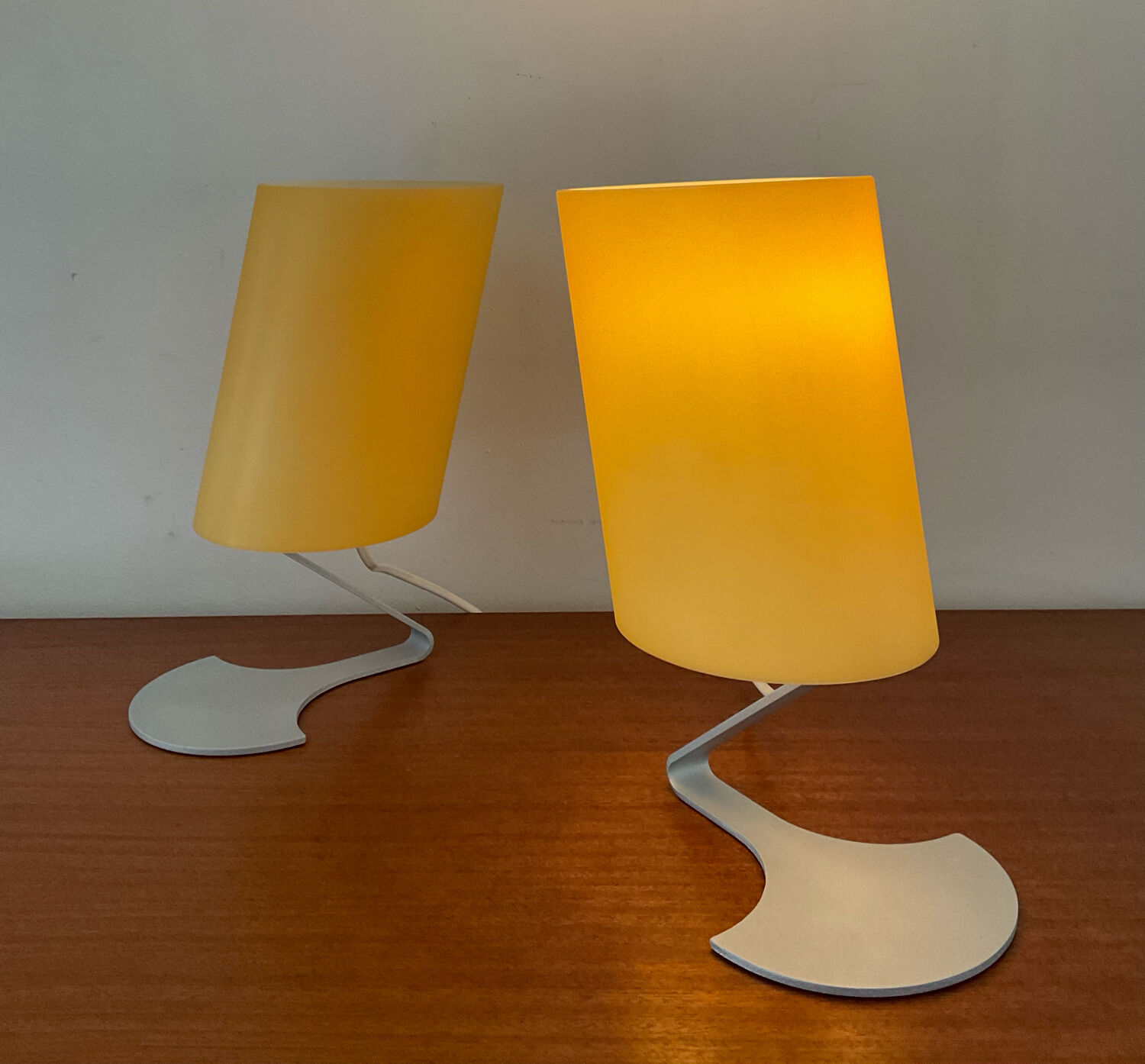 Paire de lampes design en opaline jaune et métal