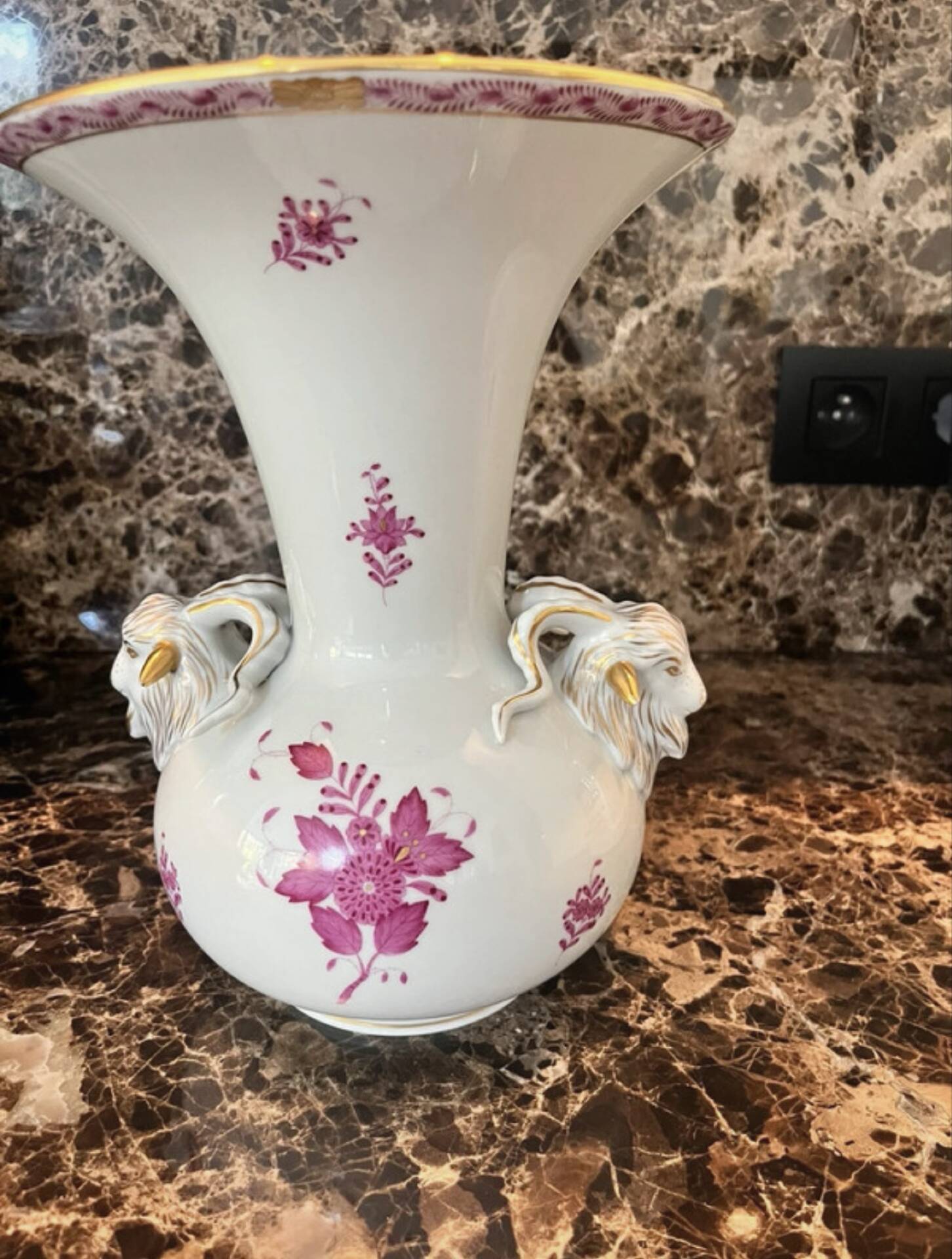 Decorative vase Herend Hungary - Apponyi Raspberry model - Adorned with a head