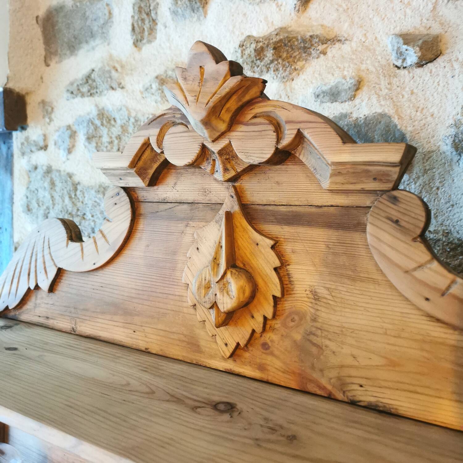 Carved wooden shelf, Haut de Saint Hubert