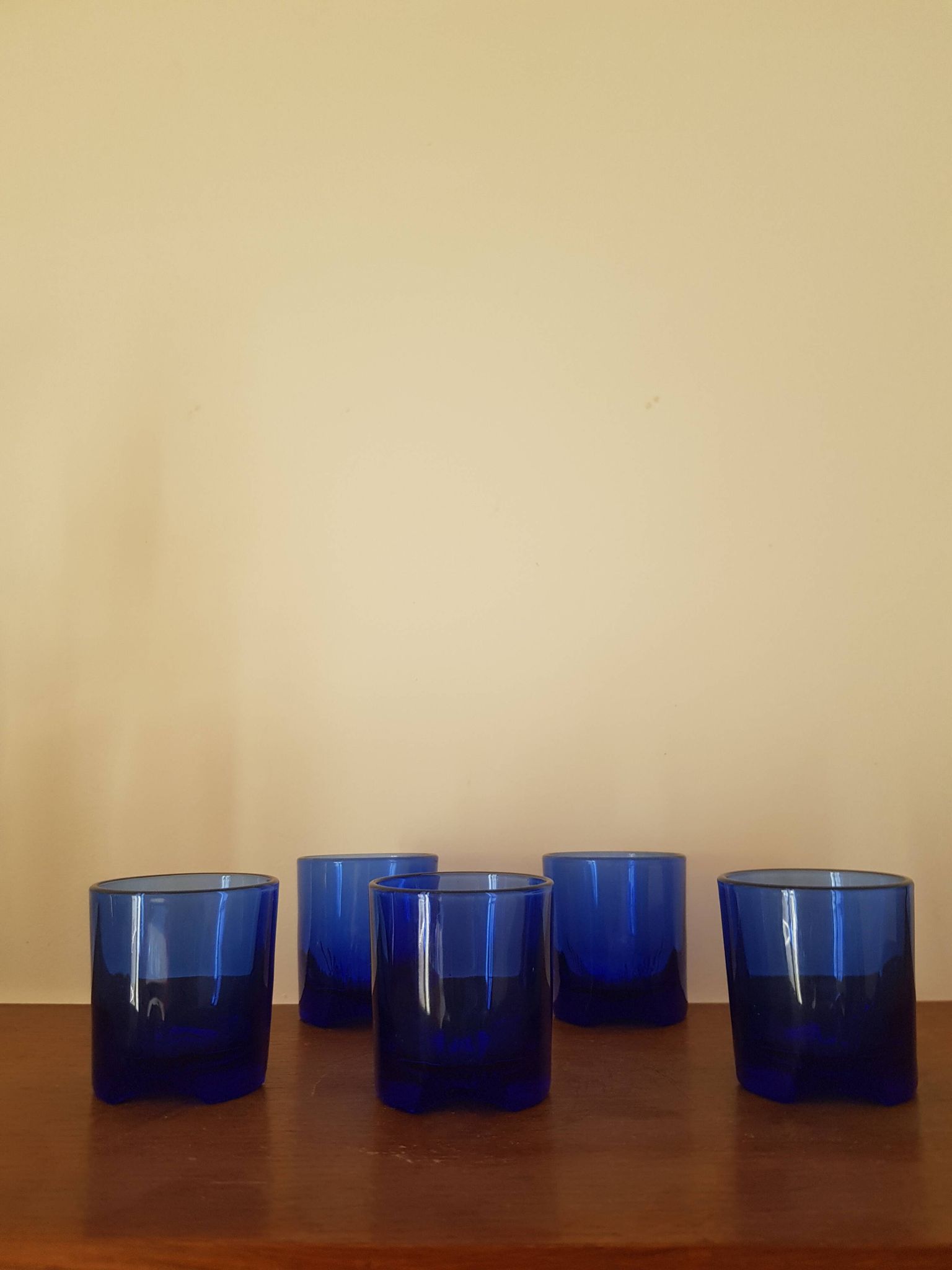 Lors de 5 petits verres en cristal bleu