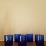 Lors de 5 petits verres en cristal bleu