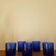 Lors de 5 petits verres en cristal bleu
