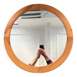 Round mirror in varnished pine